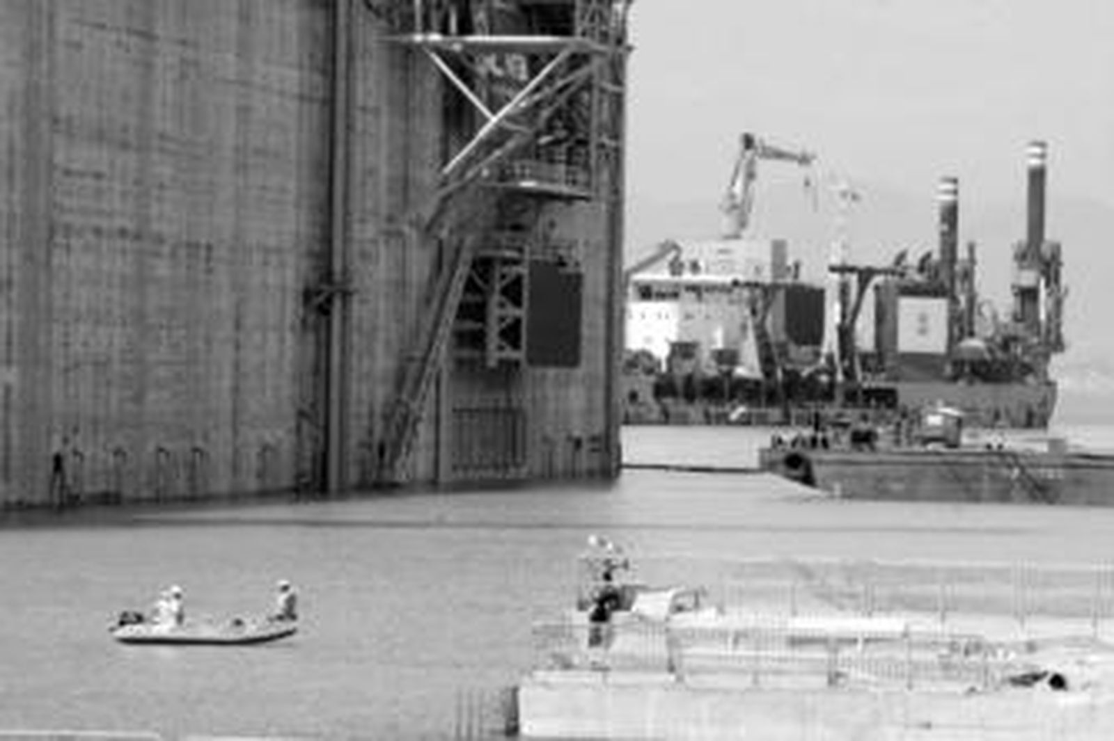 Imagen del cajón de hormigón en la dársena ya inundada y al fondo la draga 'D´Artagnan'.