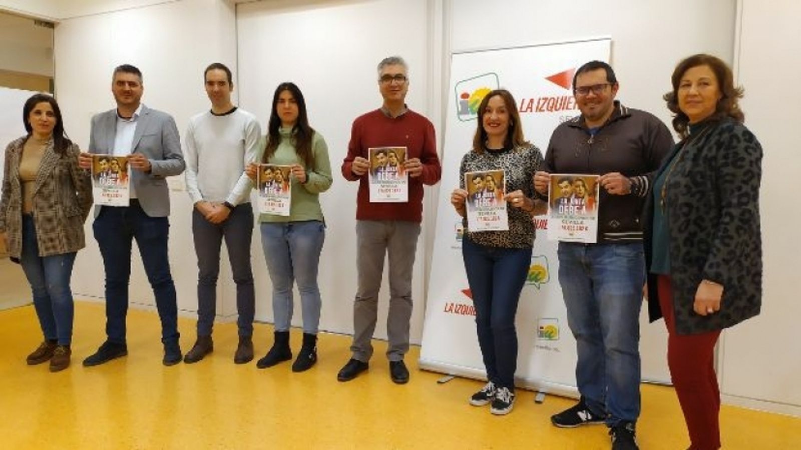 El coorcinador de IU, Manuel Lay, la responsable institucional, María Izquierdo, con alcaldes y ediles de Adelante, en la presentación de la campaña.