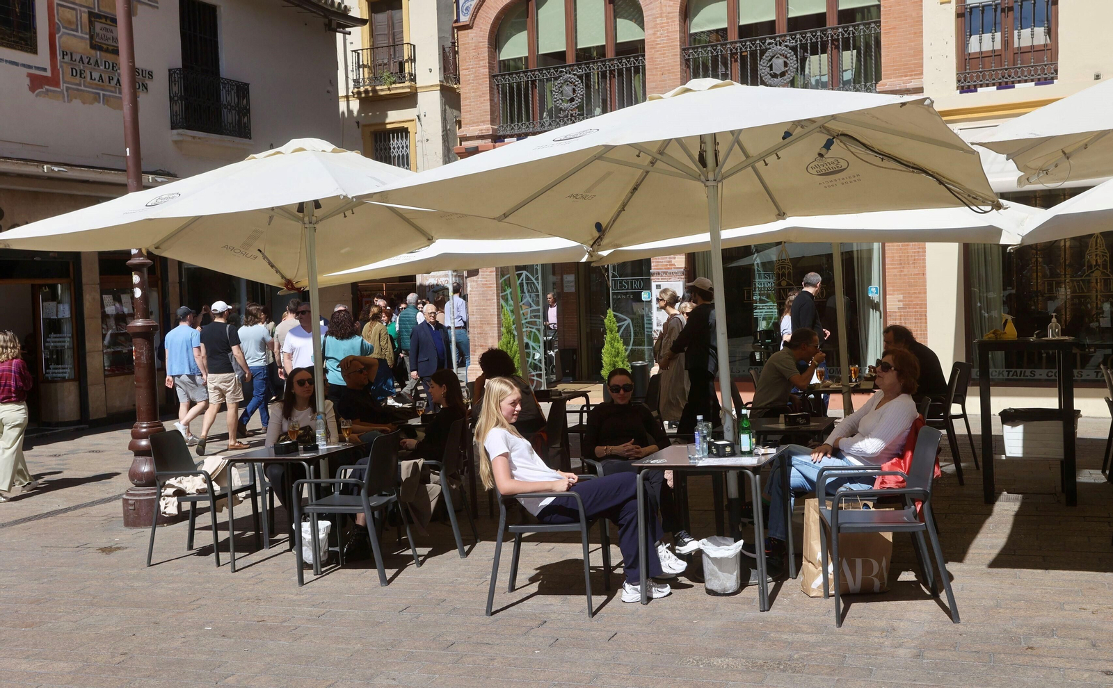 Sevilla, a rebosar en el último fin de semana del invierno