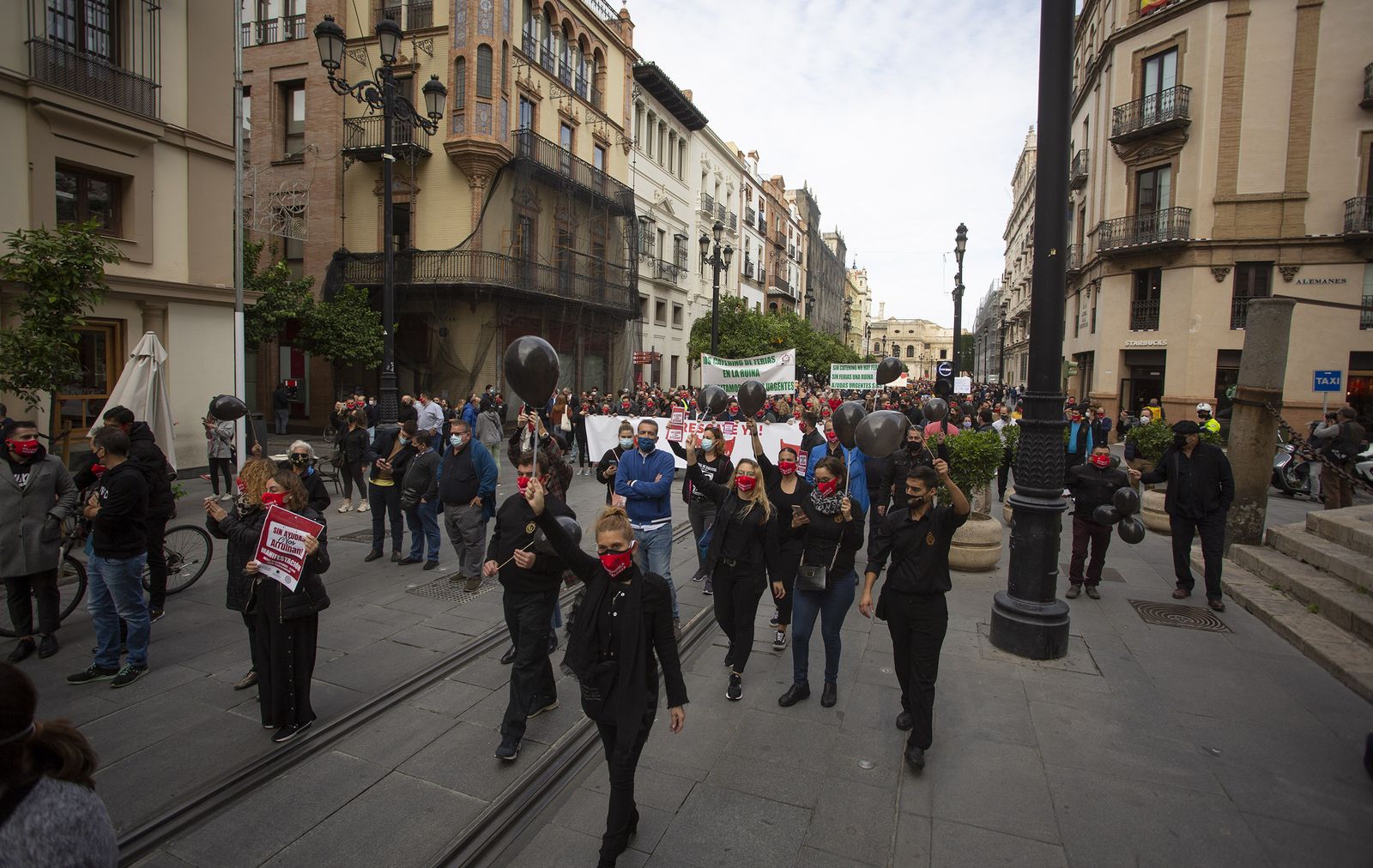 La manifestación de los hosteleros de Sevilla, en imágenes