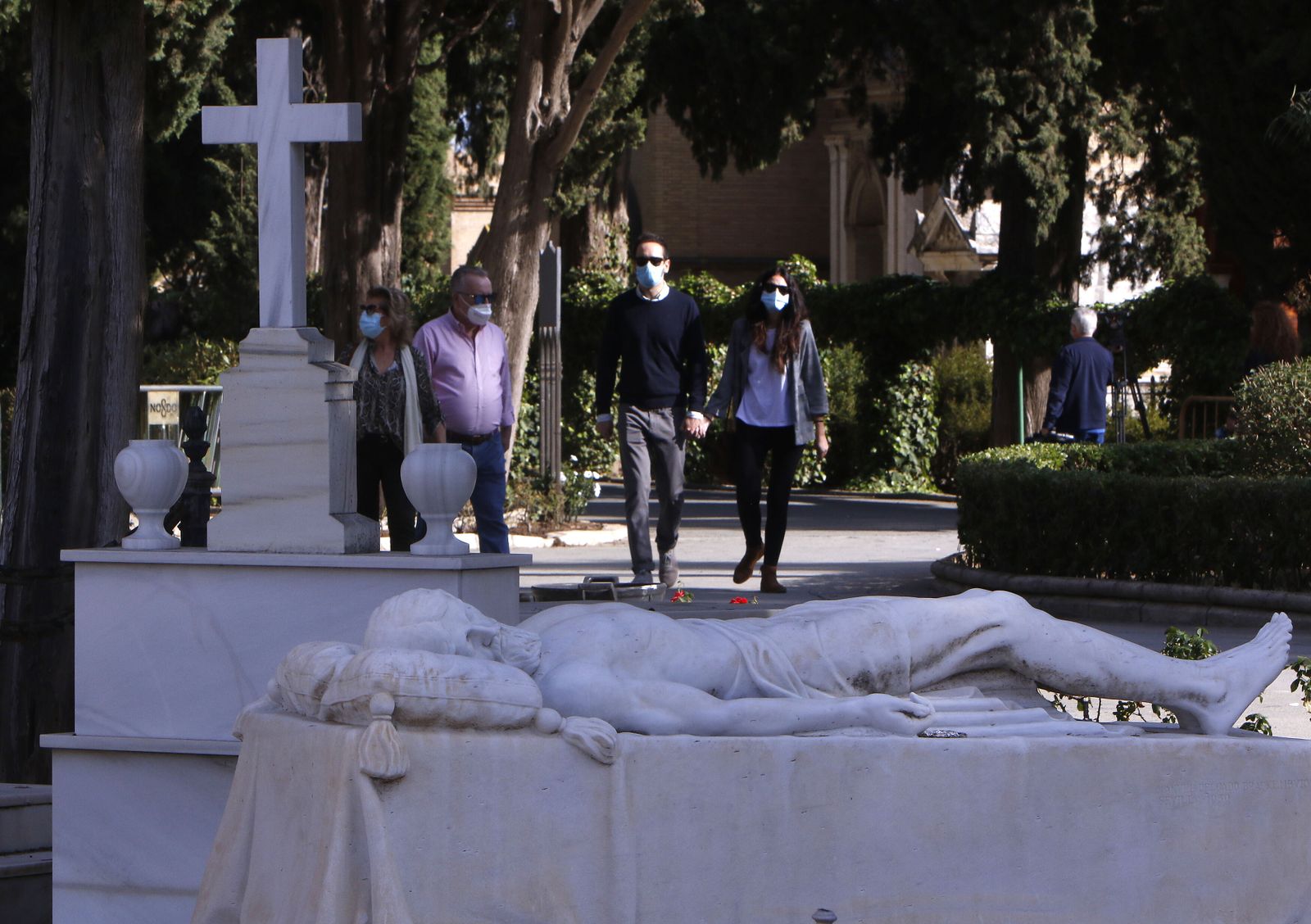 Varias personas en el cementerio de San Fernando.