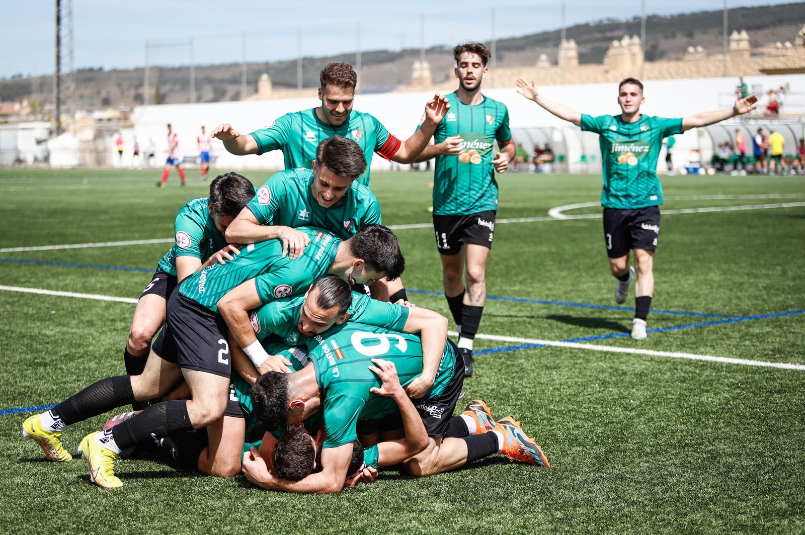 Los jugadores del Huétor Vega celebran el único tanto.