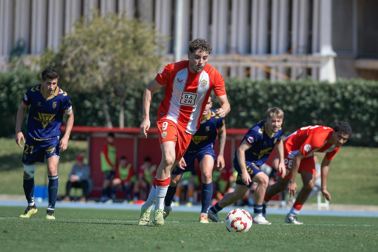 Loren Sánchez se dispone a tirar un penalti durante un encuentro de la pasada temporada con el Almería B.