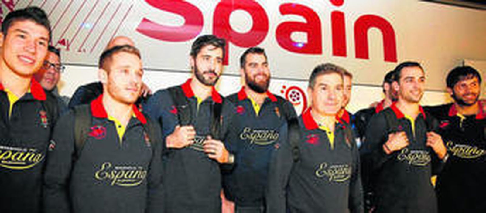 La expedición española, comandada por el seleccionador Manolo Cadenas, a su llegada a Qatar.