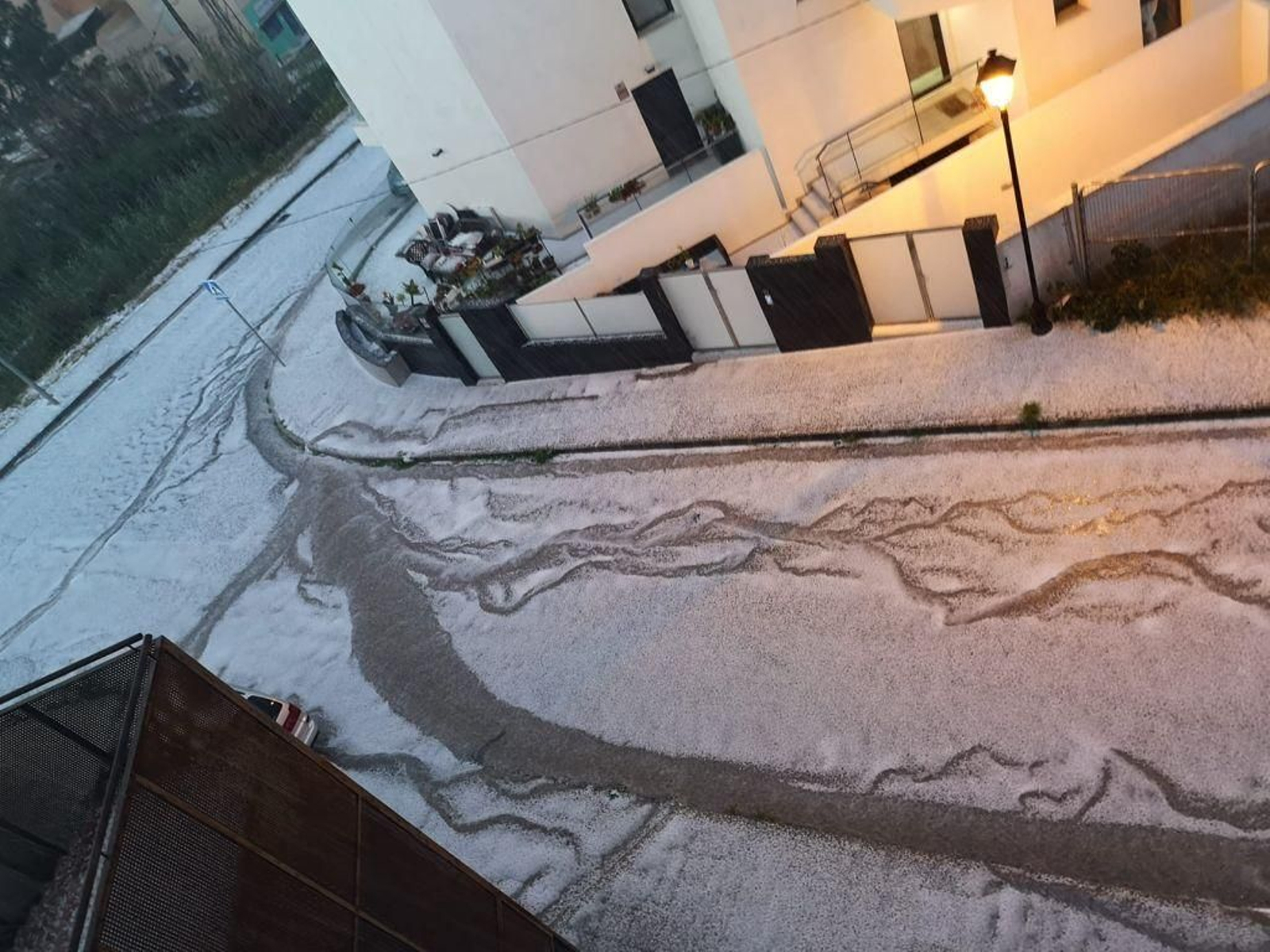 La granizada en la playa de Benajarafe, en fotos