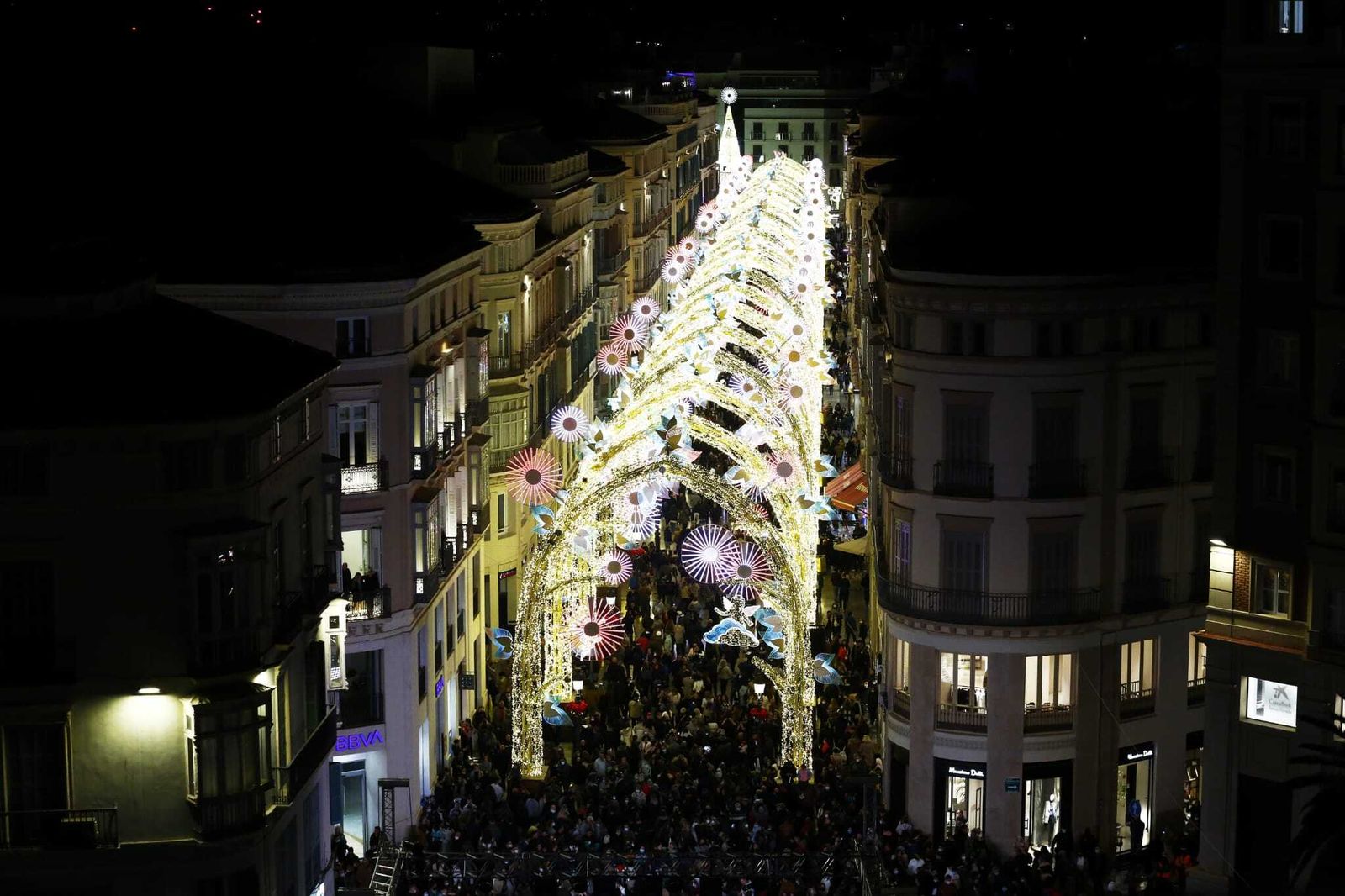 Bóveda iluminada en la calle Larios.