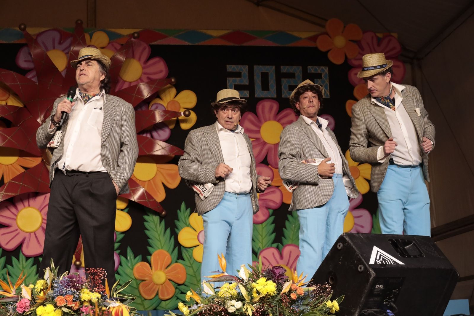 El Selu pregonó el Carnaval de Rota con sus compañeros de chirigota en una abarrotada Plaza de España.