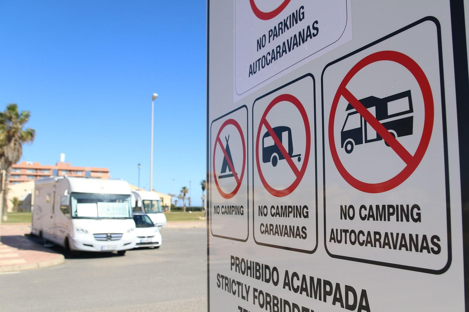 Fotogalería de las autocaravanas aparcadas en Roquetas