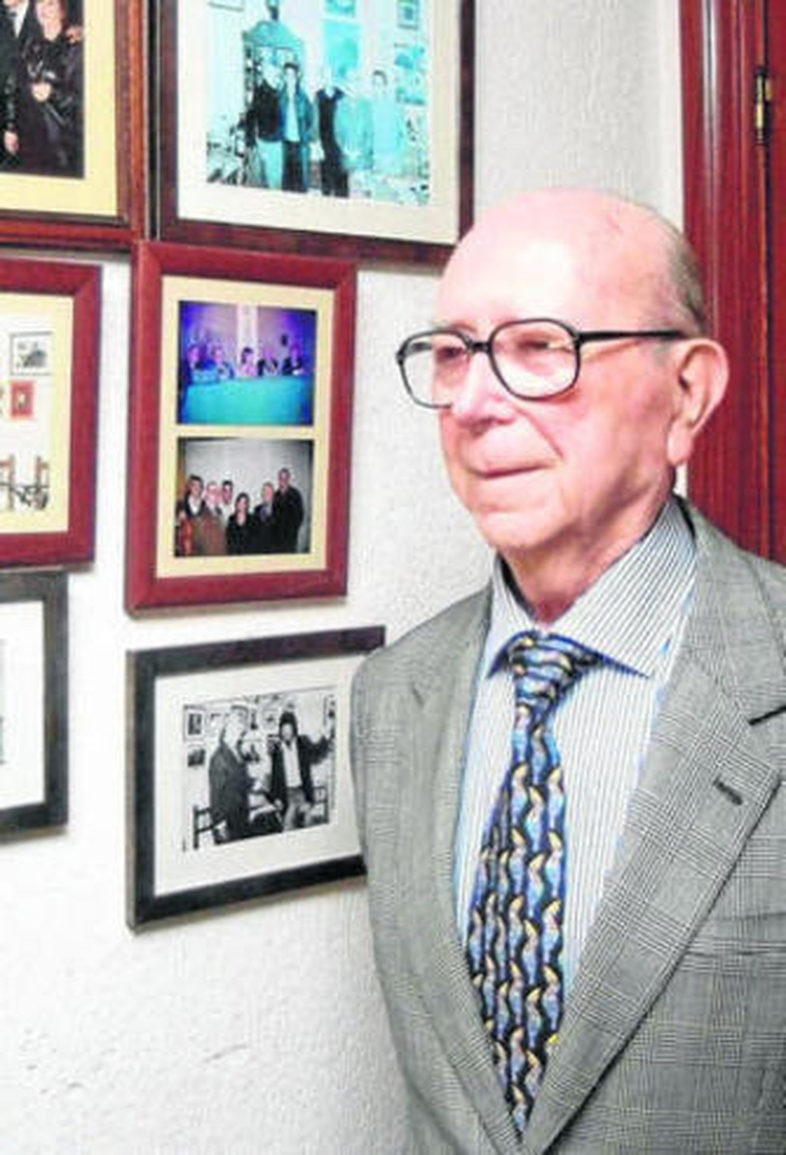 Lucas López en su casa rodeado de fotografías y recuerdos.