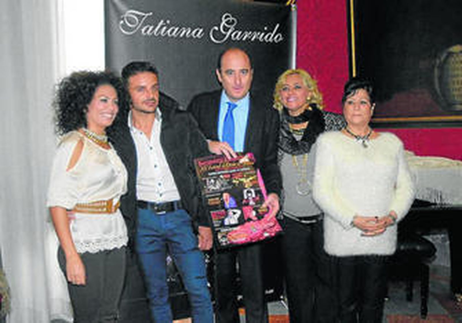 Tatiana Garrido (i), Juan Andrés Maya, Juan García Montero, Sara Sae y Mariquilla, ayer en la presentación.