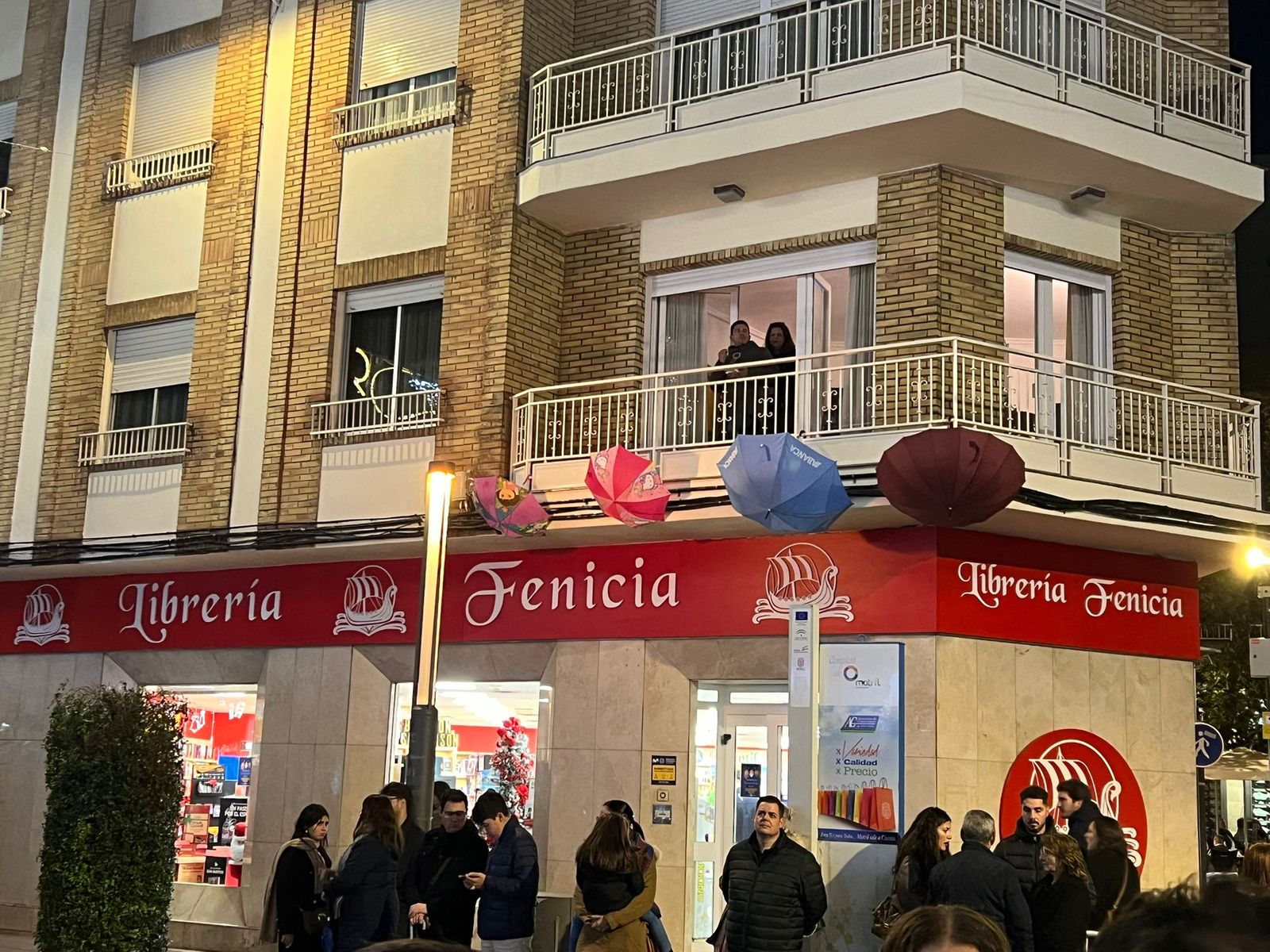 Hay quien ha optado por colgar los paraguas en los balcones