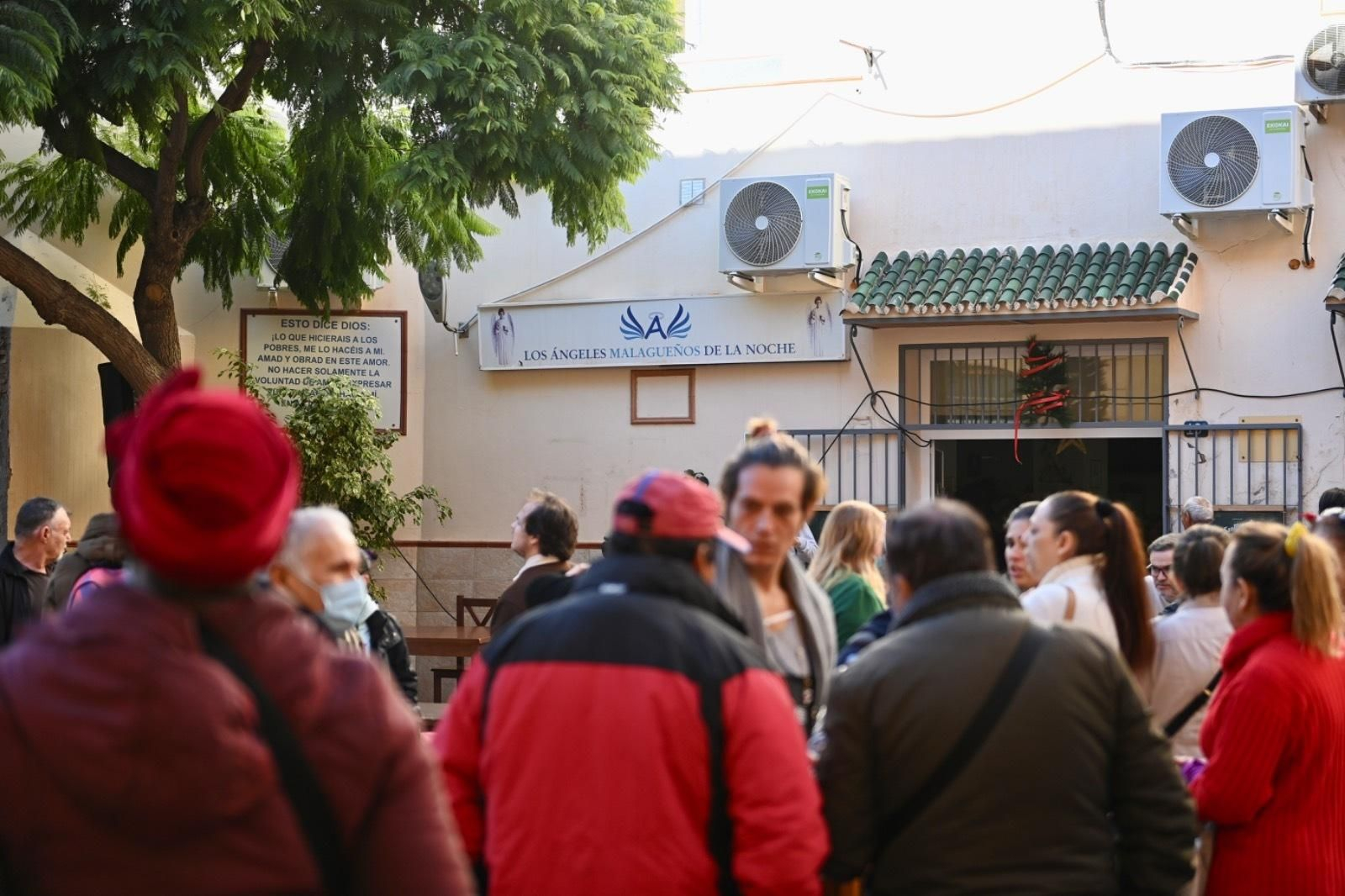 Nadie sin cena de Nochebuena, gracias a los Ángeles Malagueños de la Noche