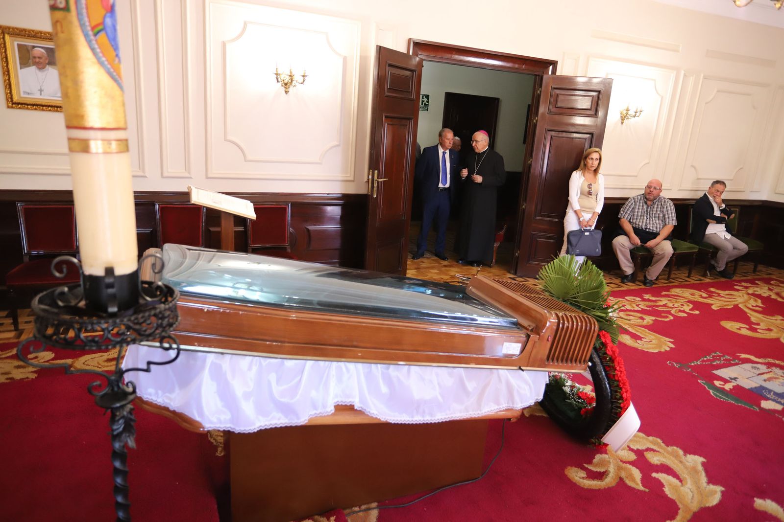 Antonio González transmite sus condolencias al obispo de Huelva, José Vilaplana.