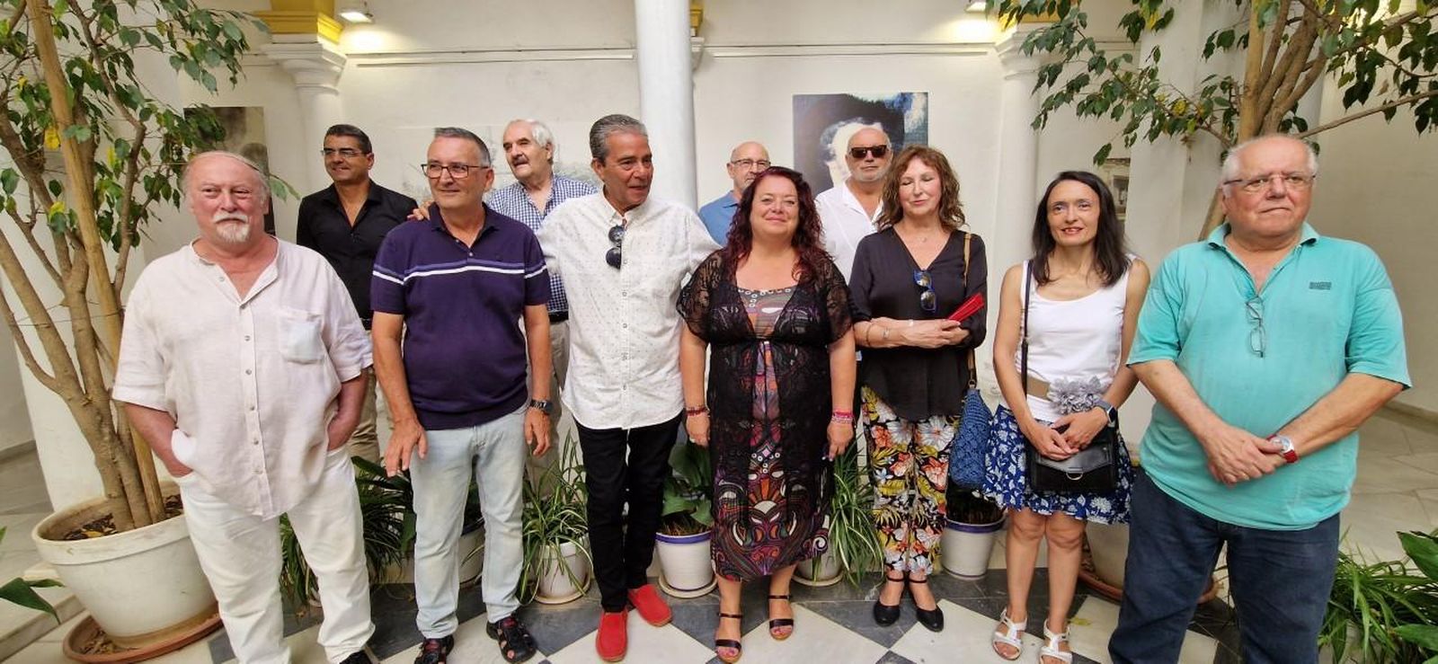 Encarnación Aguilar con algunos de los artistas que participarán en la exposición.