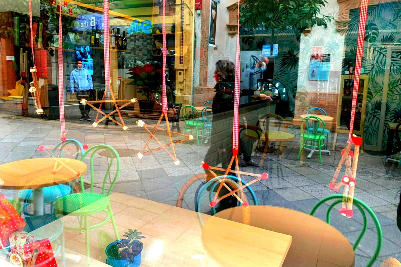 La Navidad impregna esta coqueta cafetería ecológica en el centro de Huelva