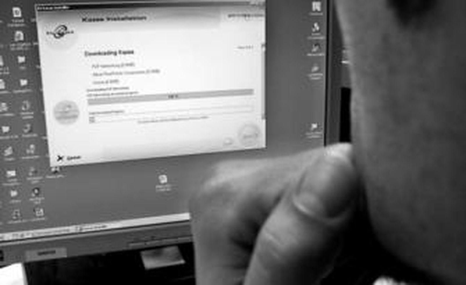 Un usuario de internet instala en su ordenador el programa de intercambio de archivos Kazaa.