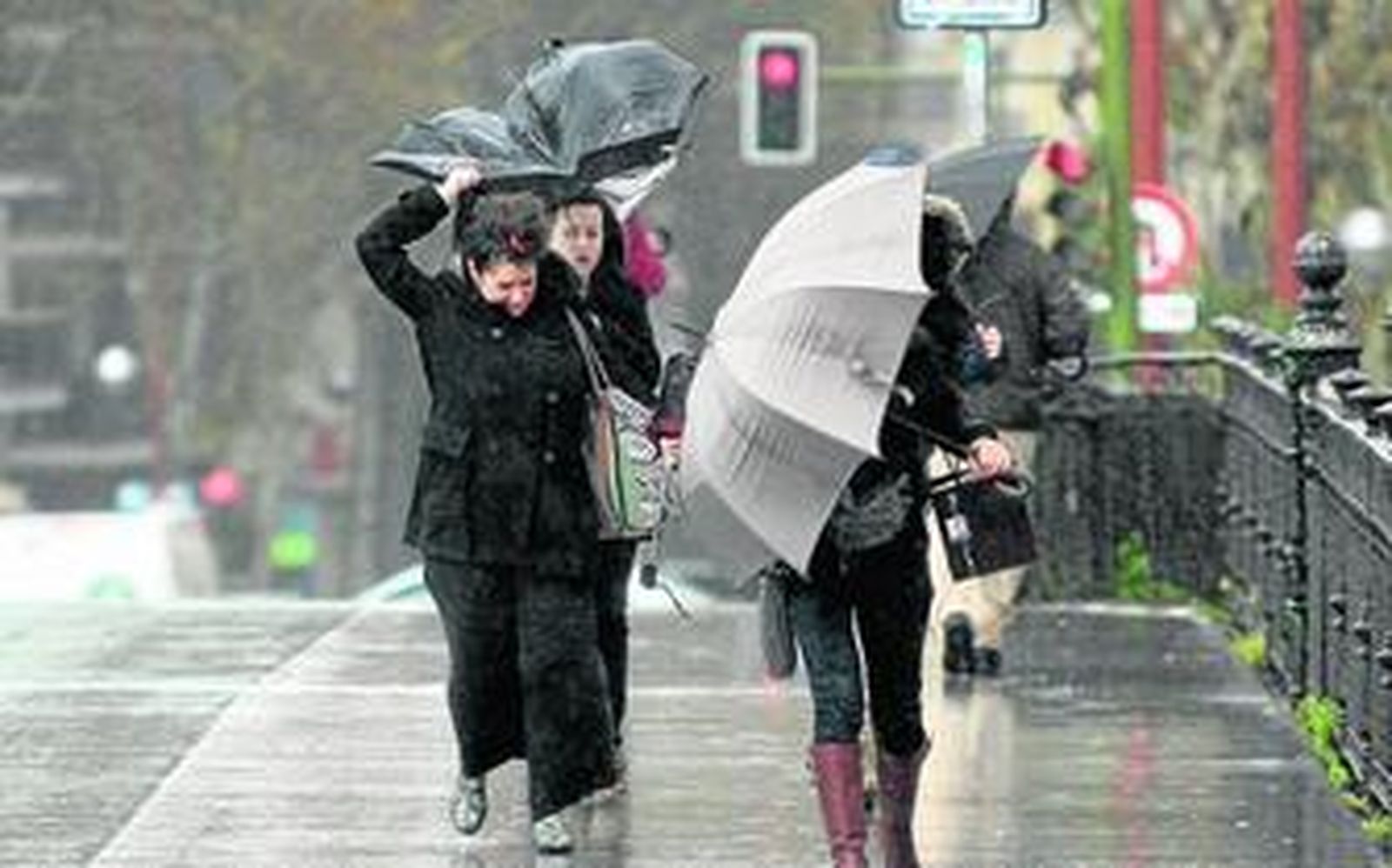 El paraguas resultó ayer poco útil debido al fuerte viento que se registró durante las horas centrales del día.