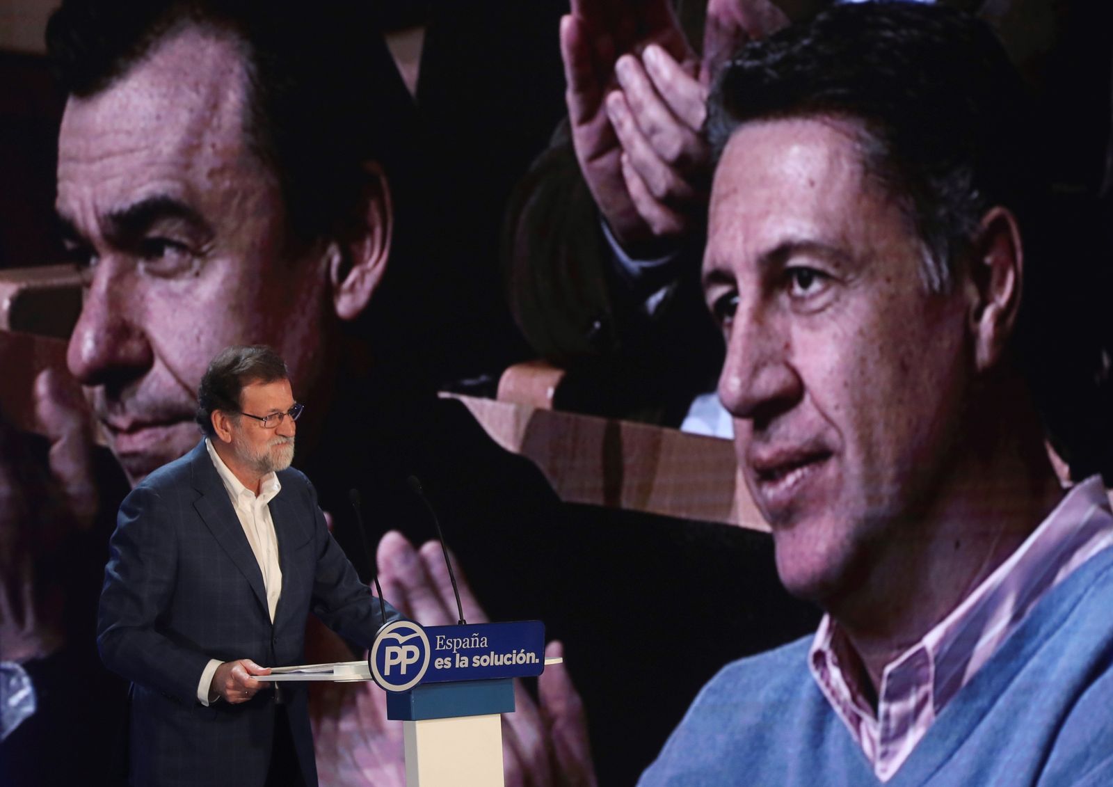 El presidente del Gobierno, Mariano Rajoy,  junto al candidato del PPC a la Generalitat, Xavier García Albiol.