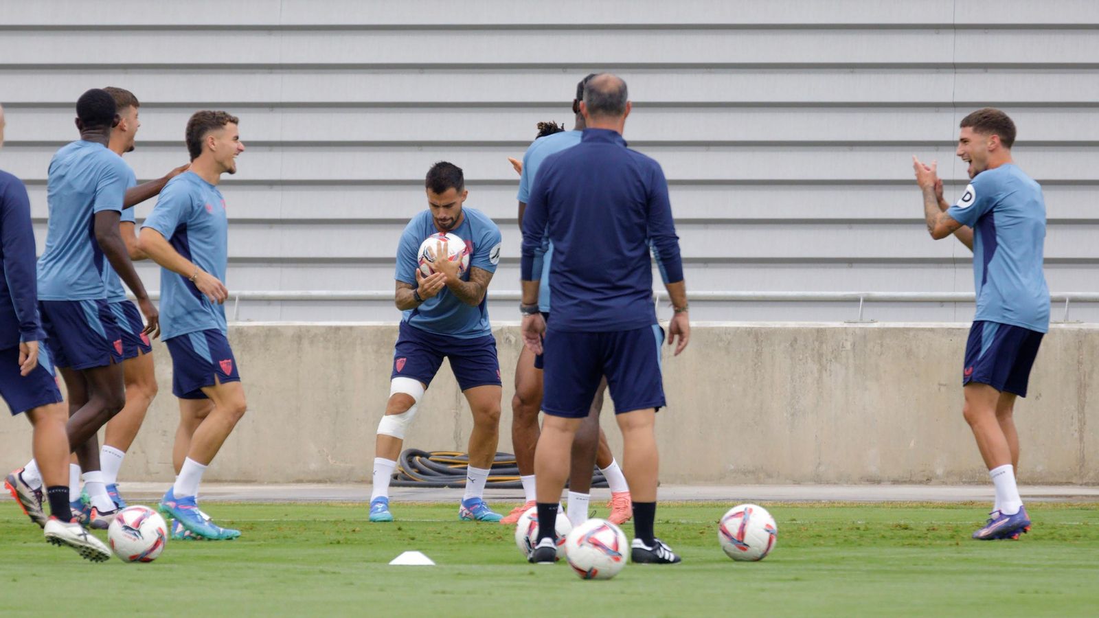 Pedrosa sonríe junto a Kike Salas y Nianzou en una broma con Carmona; Suso, en medio.