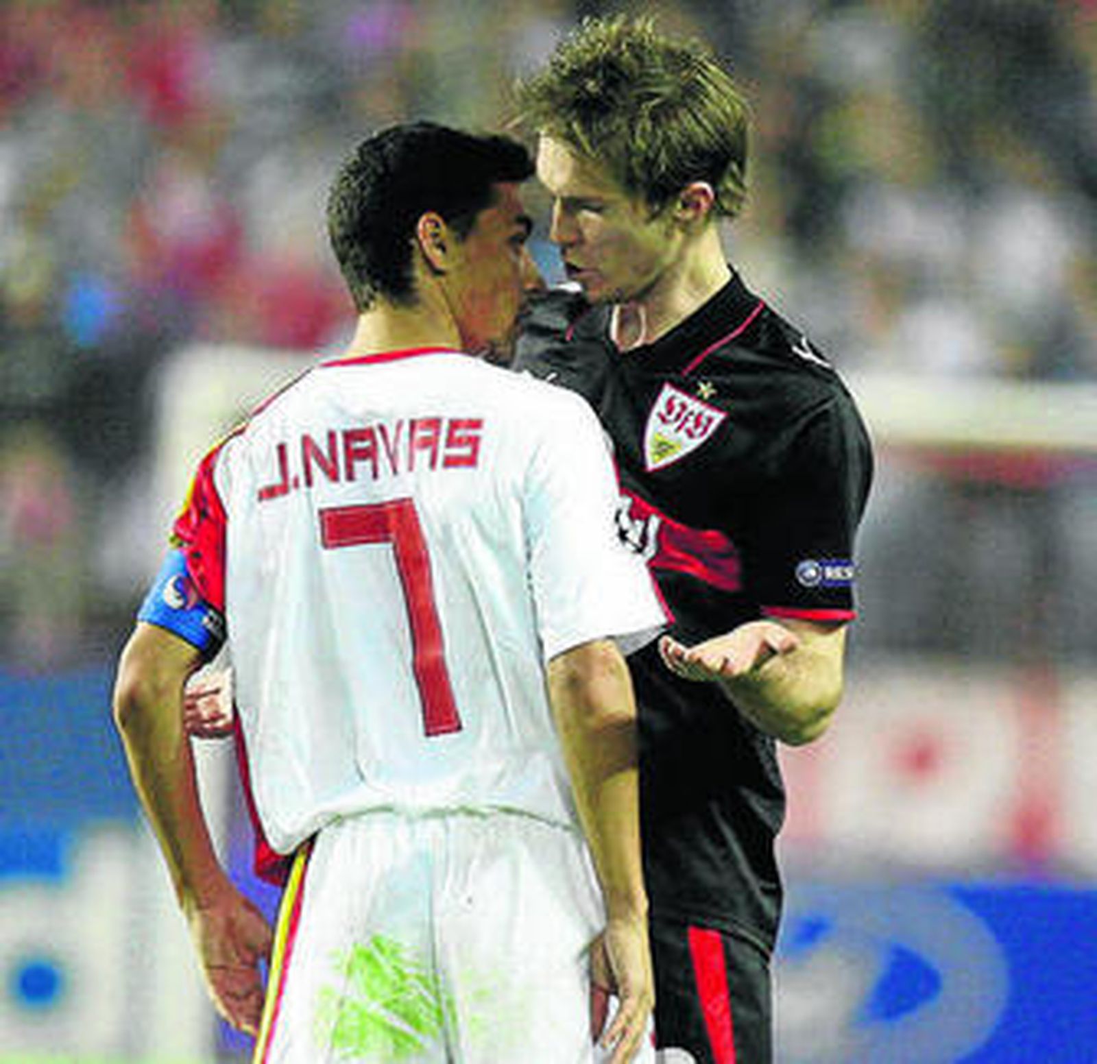 Jesús Navas se encara con Hleb durante el Sevilla-Stuttgart.