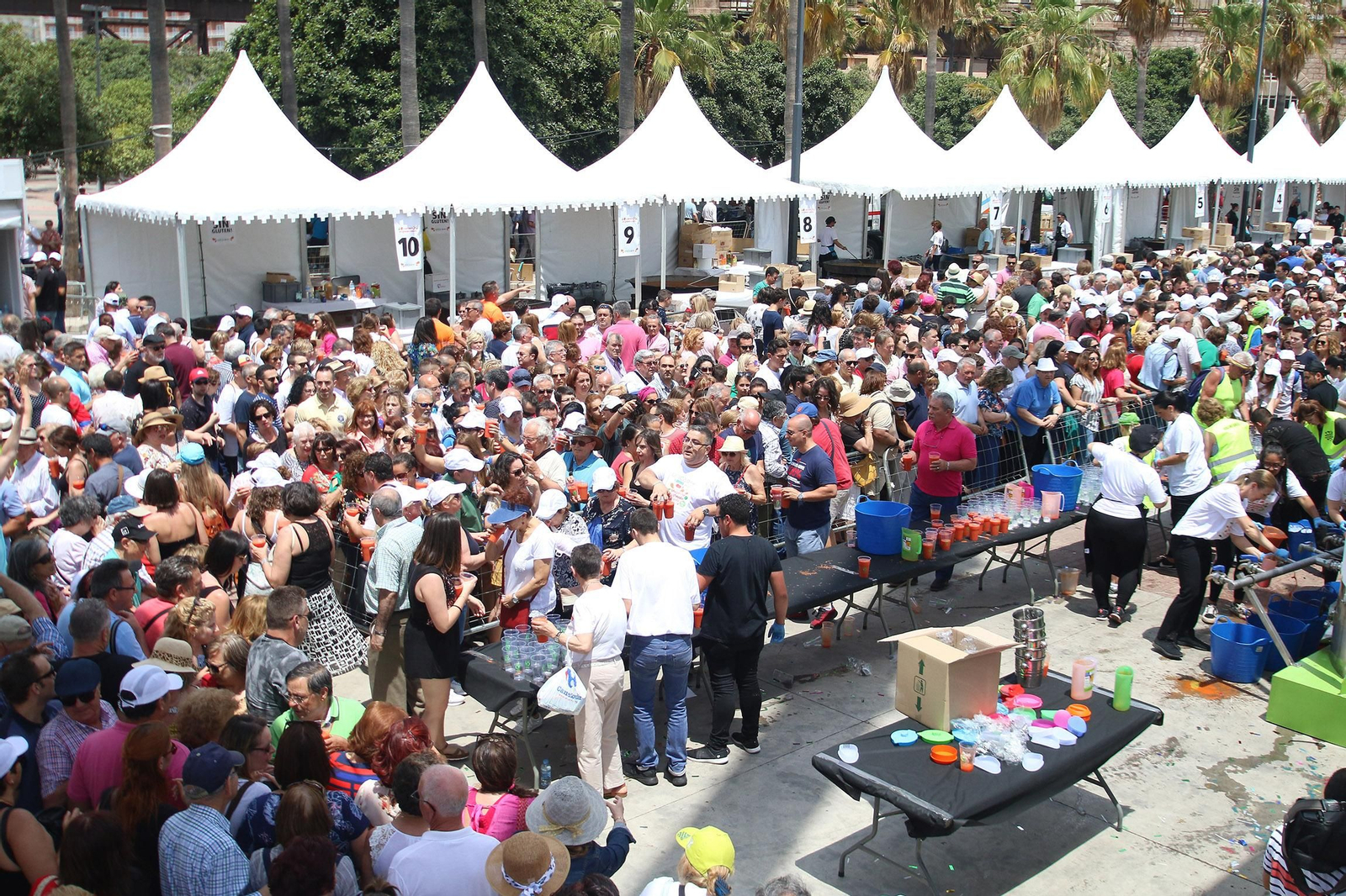 Fotogalería del récord Guinnes del gazpacho más grande del mundo