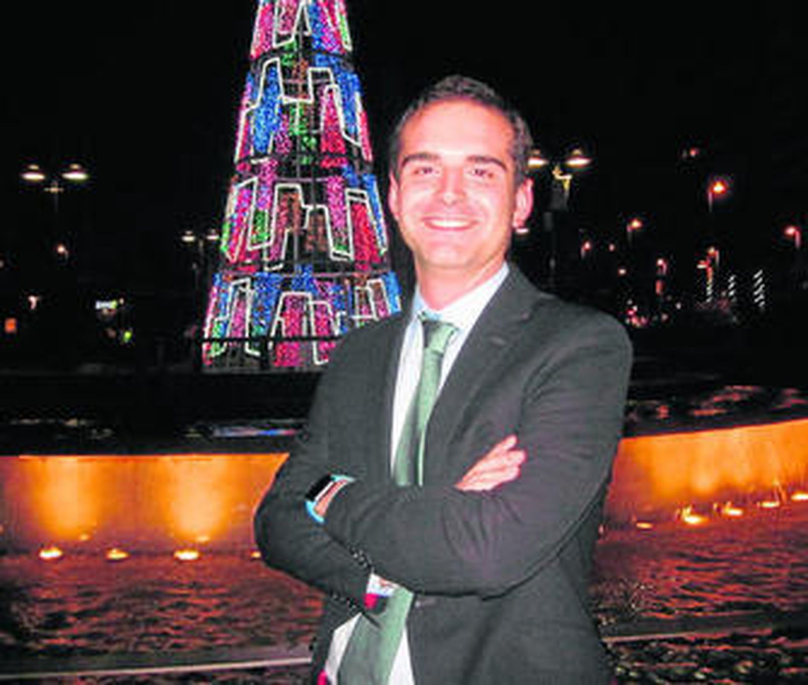 El alcalde Ramón Fernández-Pacheco en la plaza de las Velas ante el árbol de Navidad.