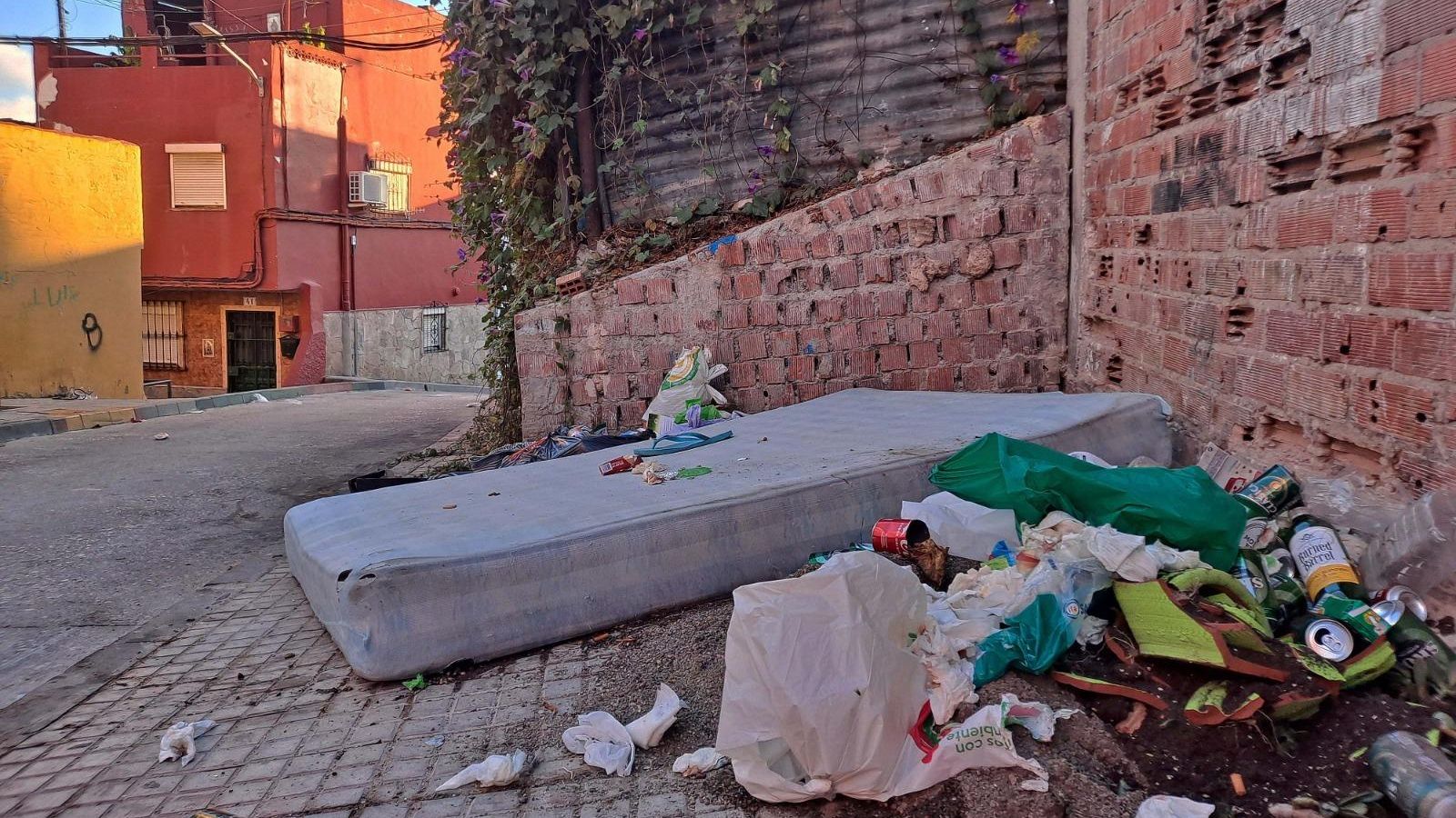 Basura acumulada en un rincón junto a una acera. Basura acumulada en un rincón junto a una acera.