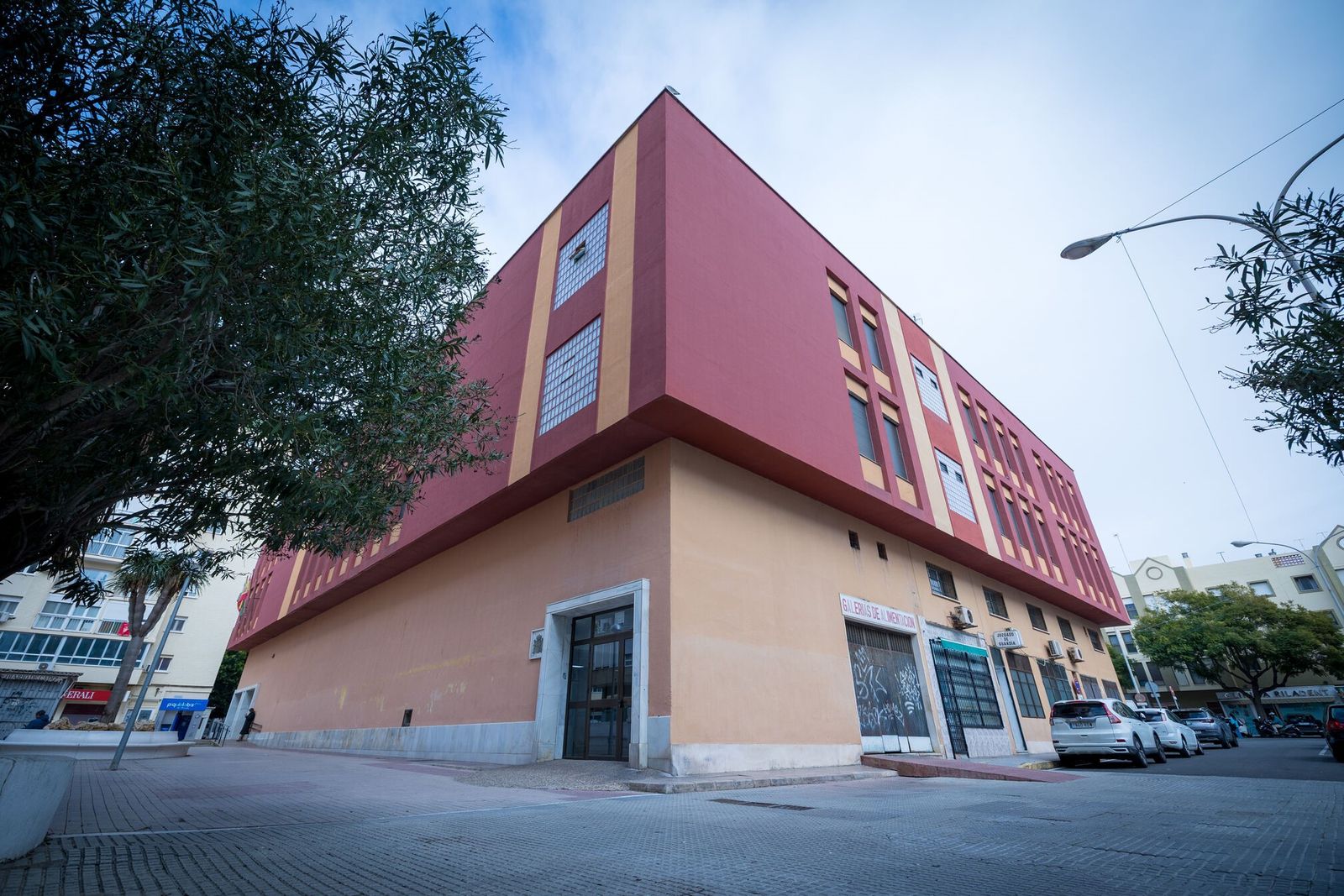 Vista del edificio del antiguo mercado de San José, con los Juzgados en las plantas superiores, en su parte más cercana a la calle Trille.