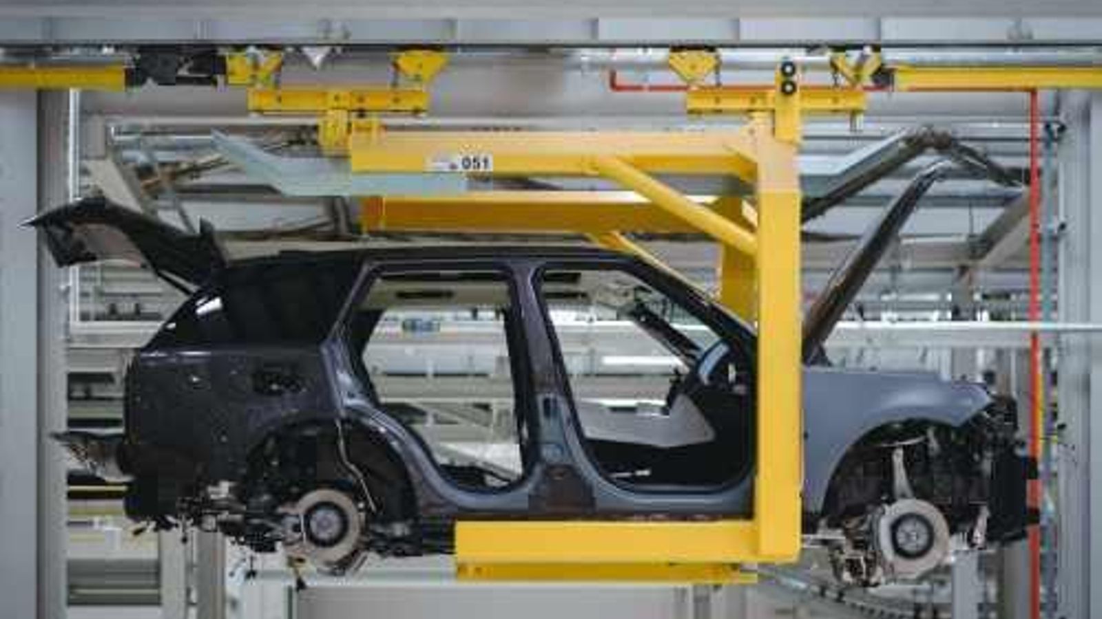 JLR puede ensamblar en la misma línea de producción versiones de sus modelos con diferentes tipos de motores, el eléctrico incluido. JLR puede ensamblar en la misma línea de producción versiones de sus modelos con diferentes tipos de motores, el eléctrico incluido.