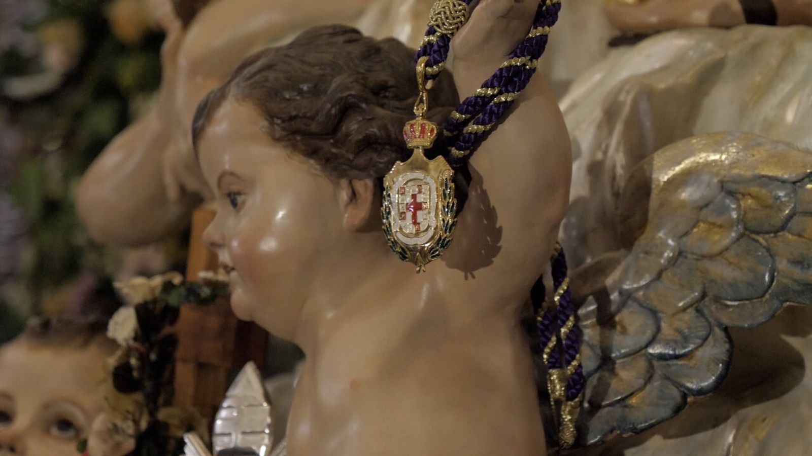 El alcalde le ha entregado su medalla de regidor.