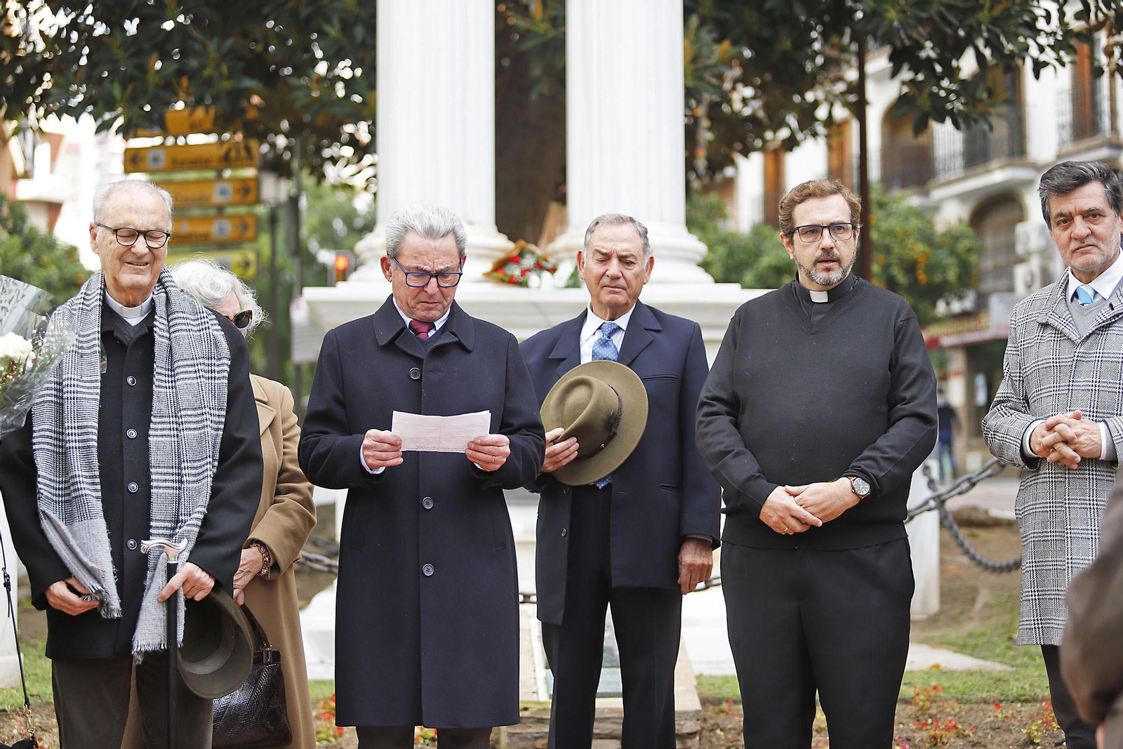Imágenes de la Ofrenda de flores y rezo ante el monumento a la Inmaculada en Huelva