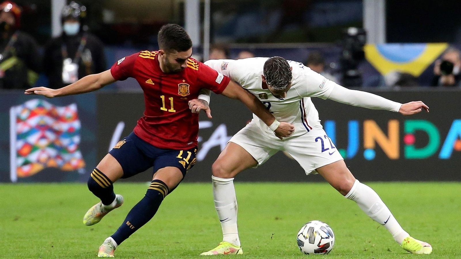 Ferran intenta superar a Theo.