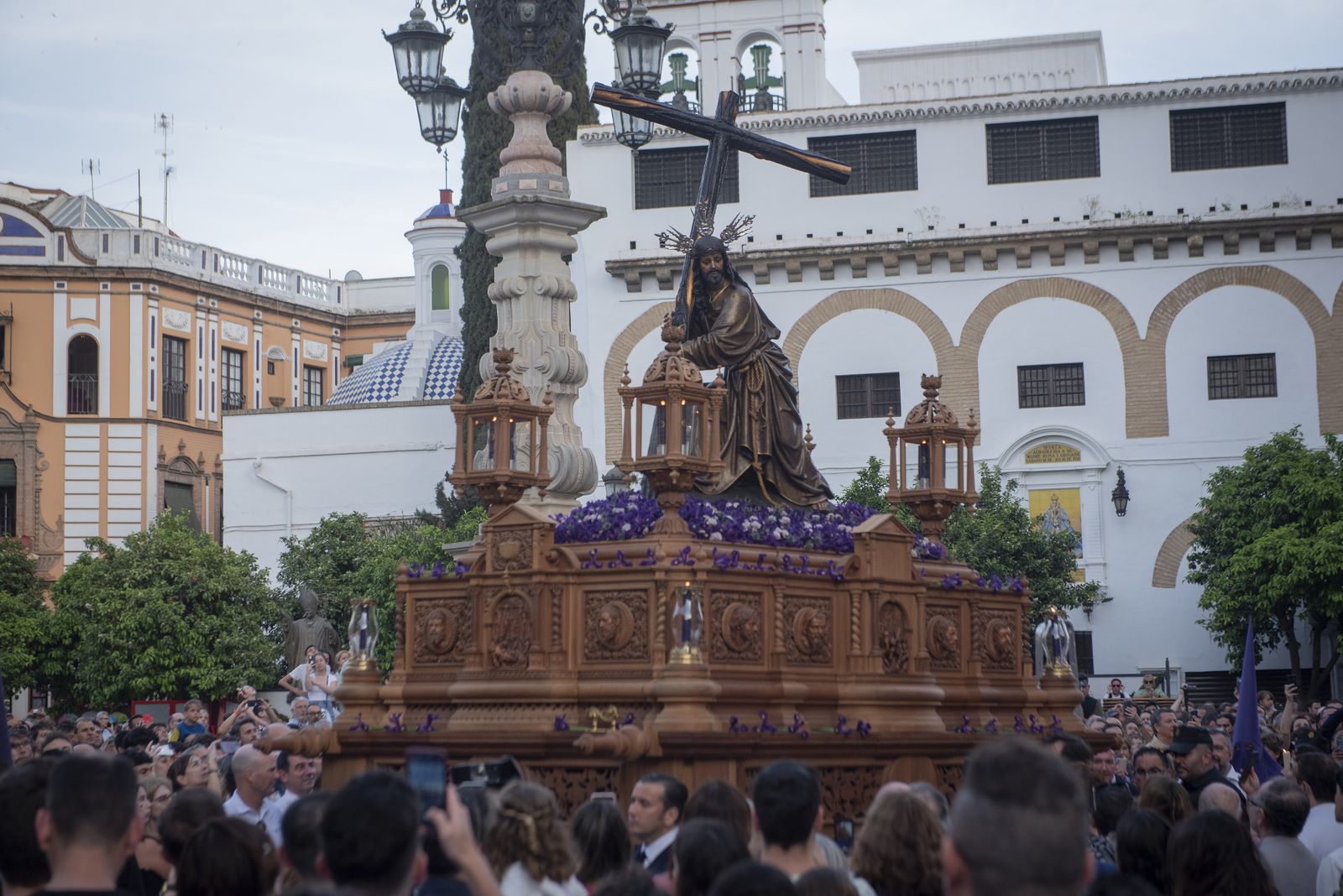 La procesión del Cristo de la Corona, en imágenes
