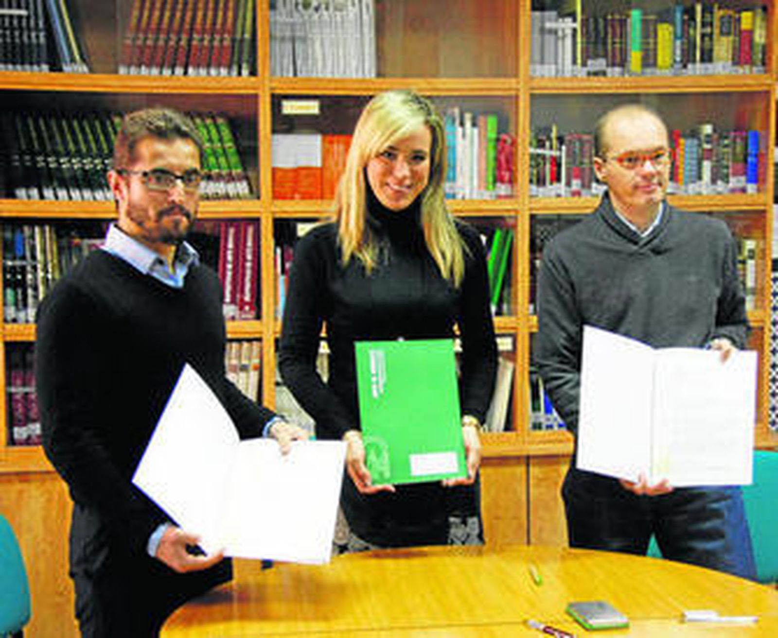 La firma del convenio, ayer, con la delegada y los alcaldes de Arriate y Yunquera.