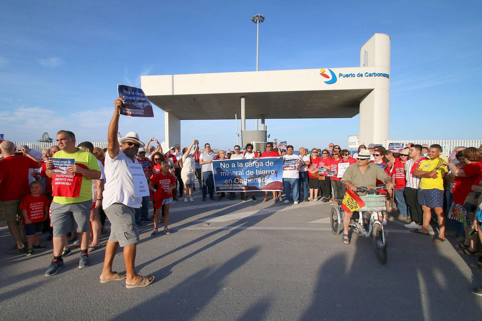 Fotogalería de la marcha contra la carga de mineral de hierro en Carboneras