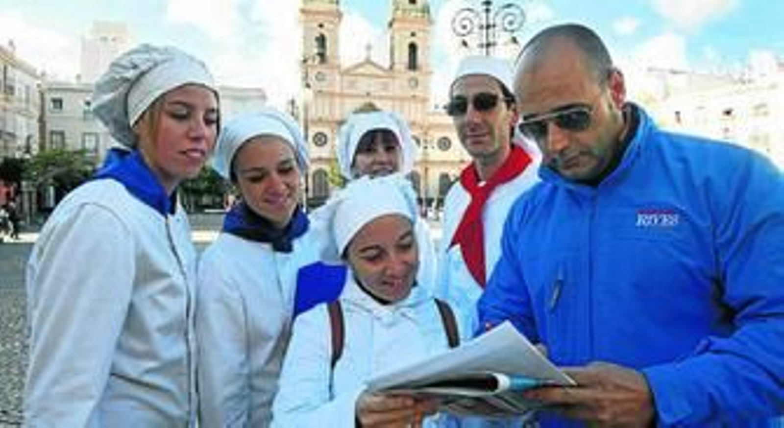 Alumnos y alumnas de la Escuela de Hostelería Fernando Quiñones, recogiendo firmas de apoyo por la ciudad.