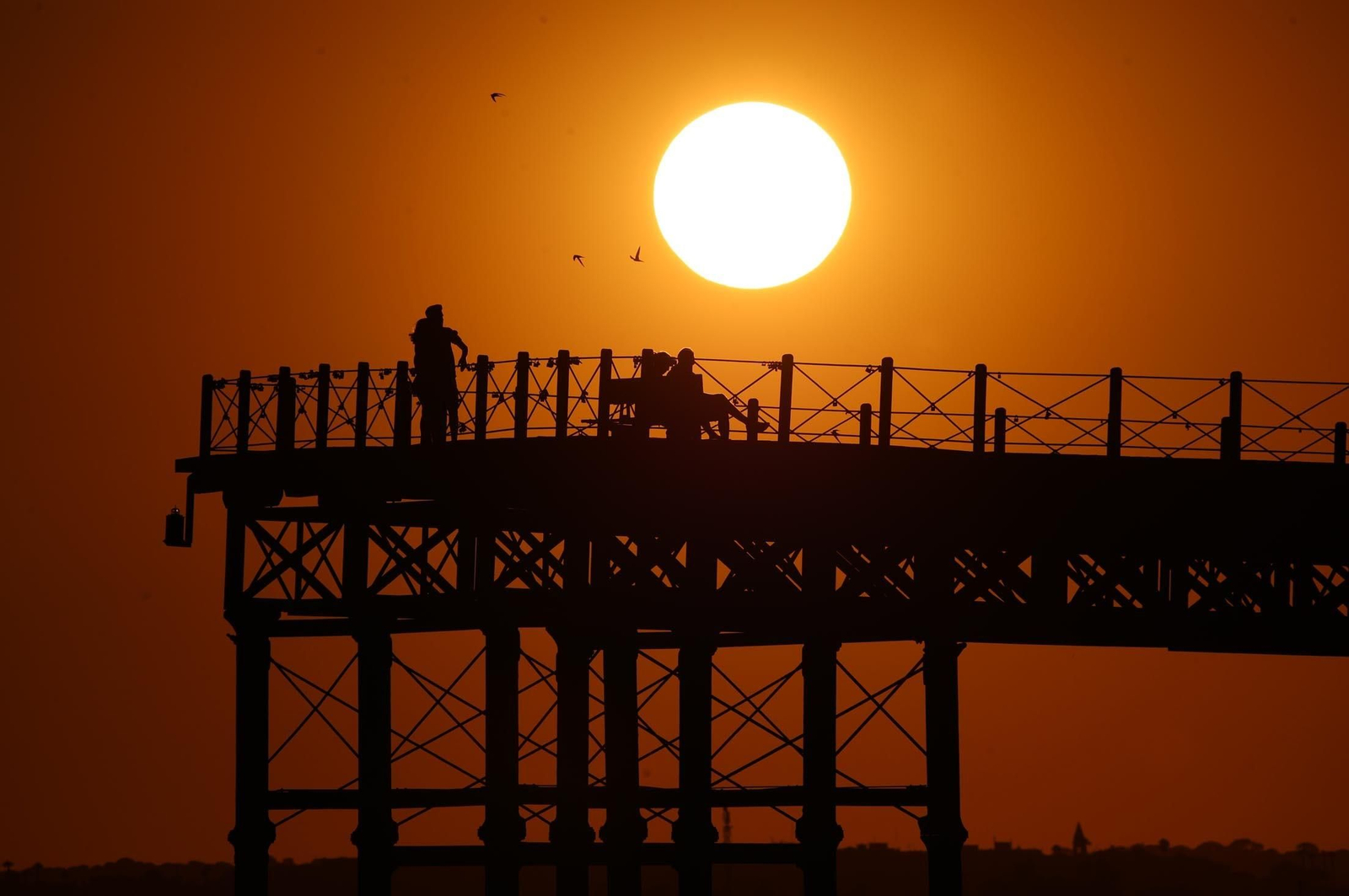 El irrepetible atardecer del Muelle de la Rio Tinto, en Huelva capital