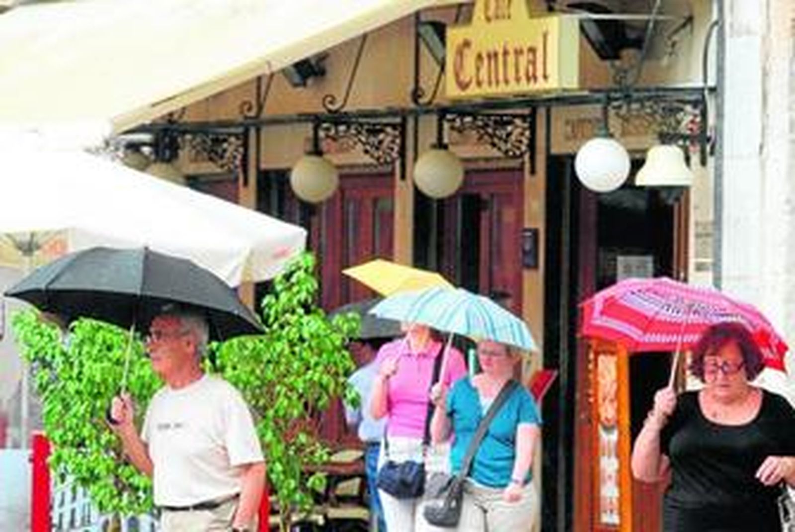 Un grupo de turistas se protegía de la lluvia que cayó en Málaga el pasado viernes.