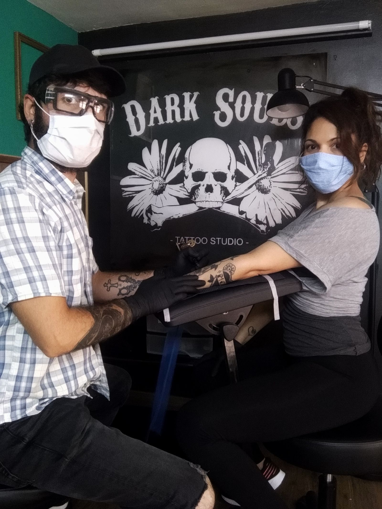 El joven Manuel Gallardo, gerente de ‘Dark Souls Almería’, tatuando en el día de ayer, en su vuelta al trabajo.