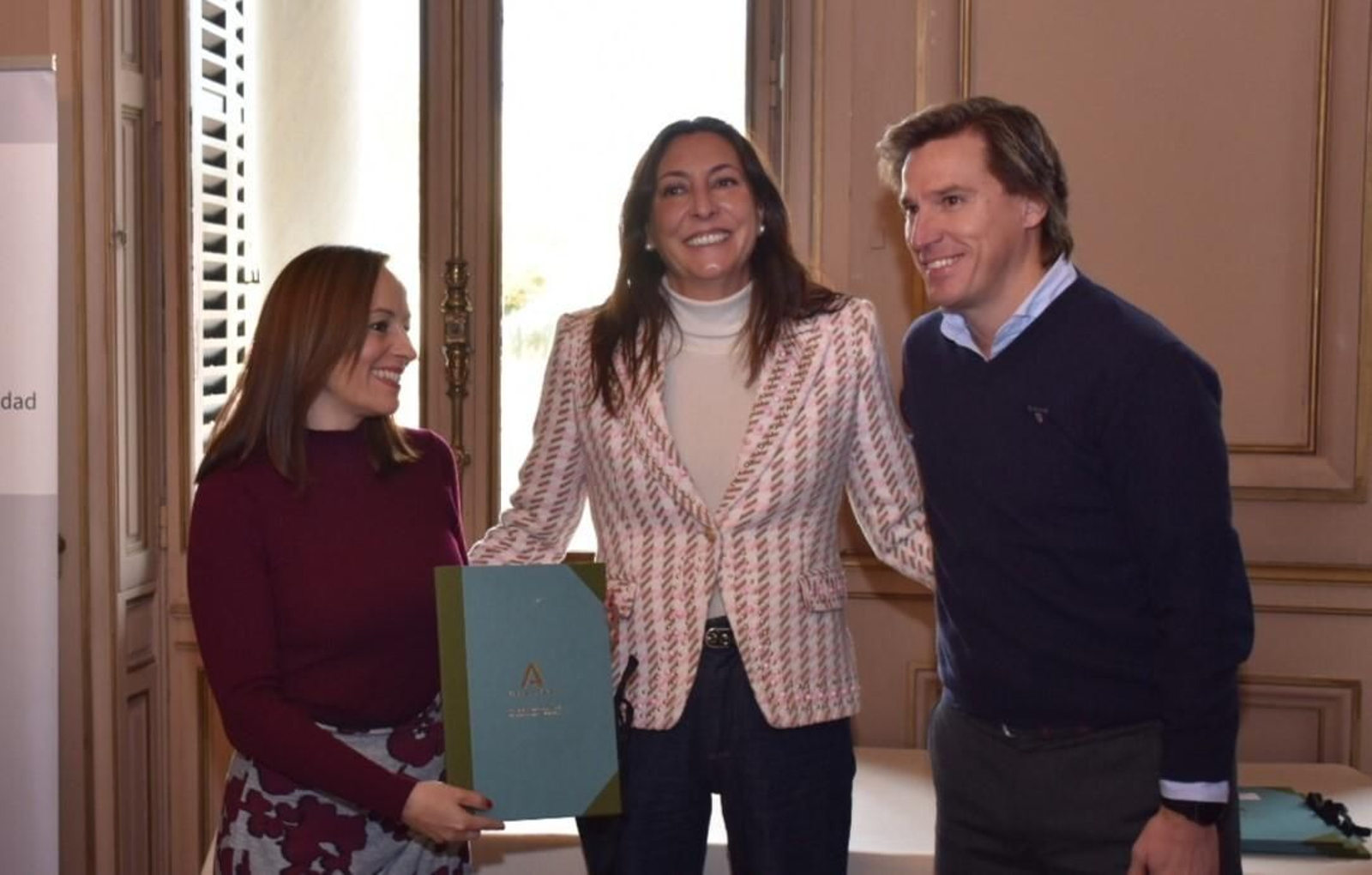 La delegada municipal de Igualdad, Virginia Martín, la consejera de Inclusión Social, Loles López, y el teniente de alcalde responsable del Área de Desarrollo Social, Pablo Otero.