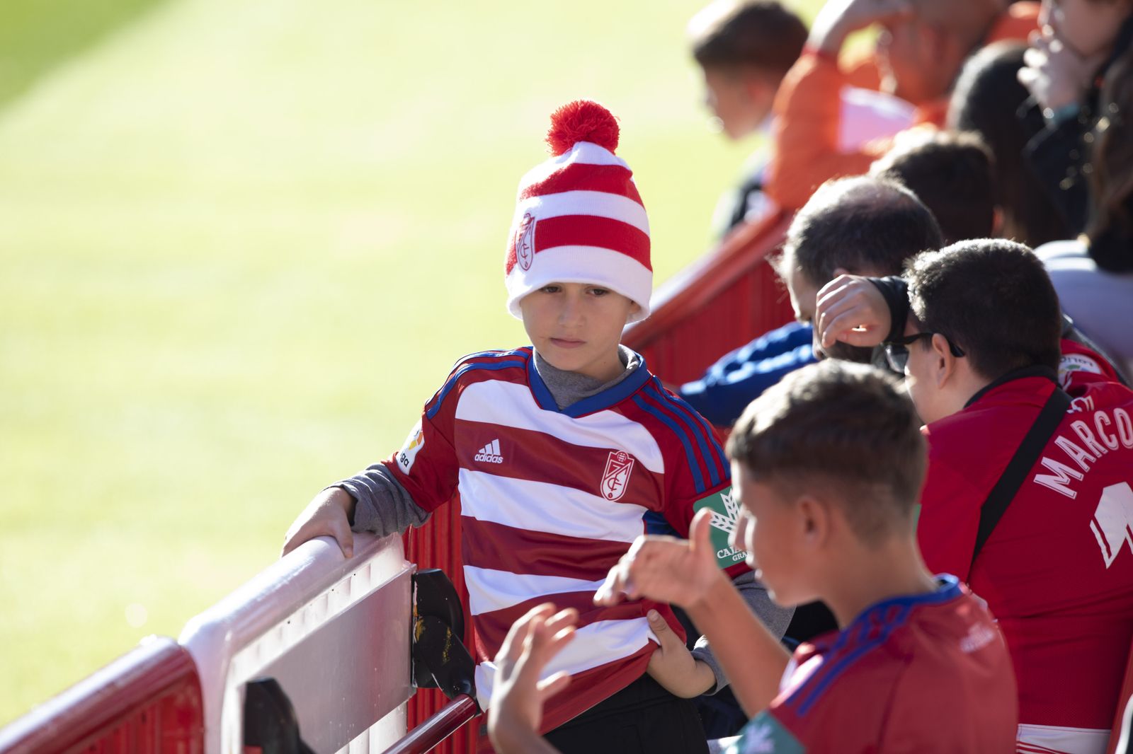 Jóvenes aficionados del Granada CF, este miércoles en el estadio