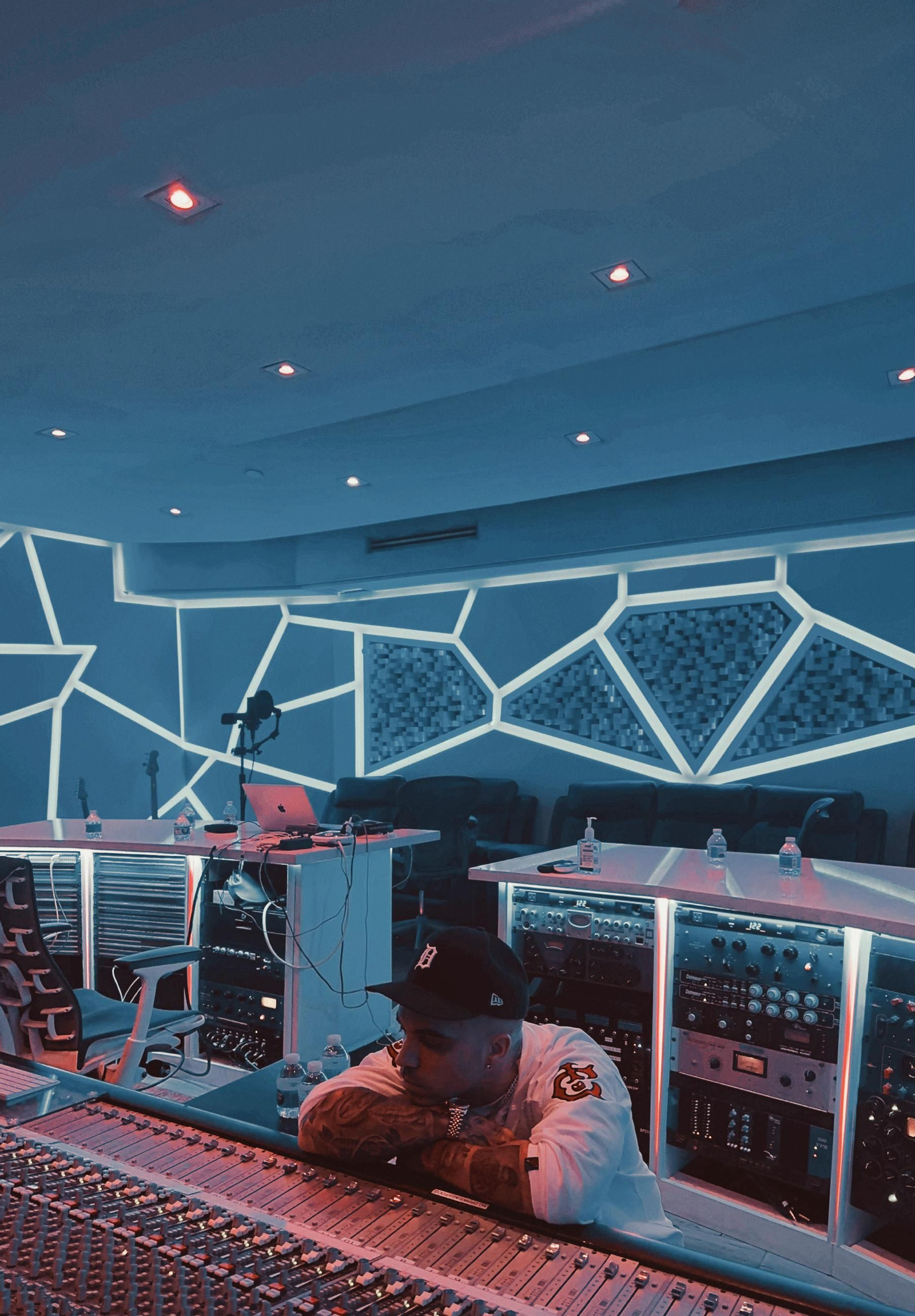 El productor malagueño Saox en el estudio.