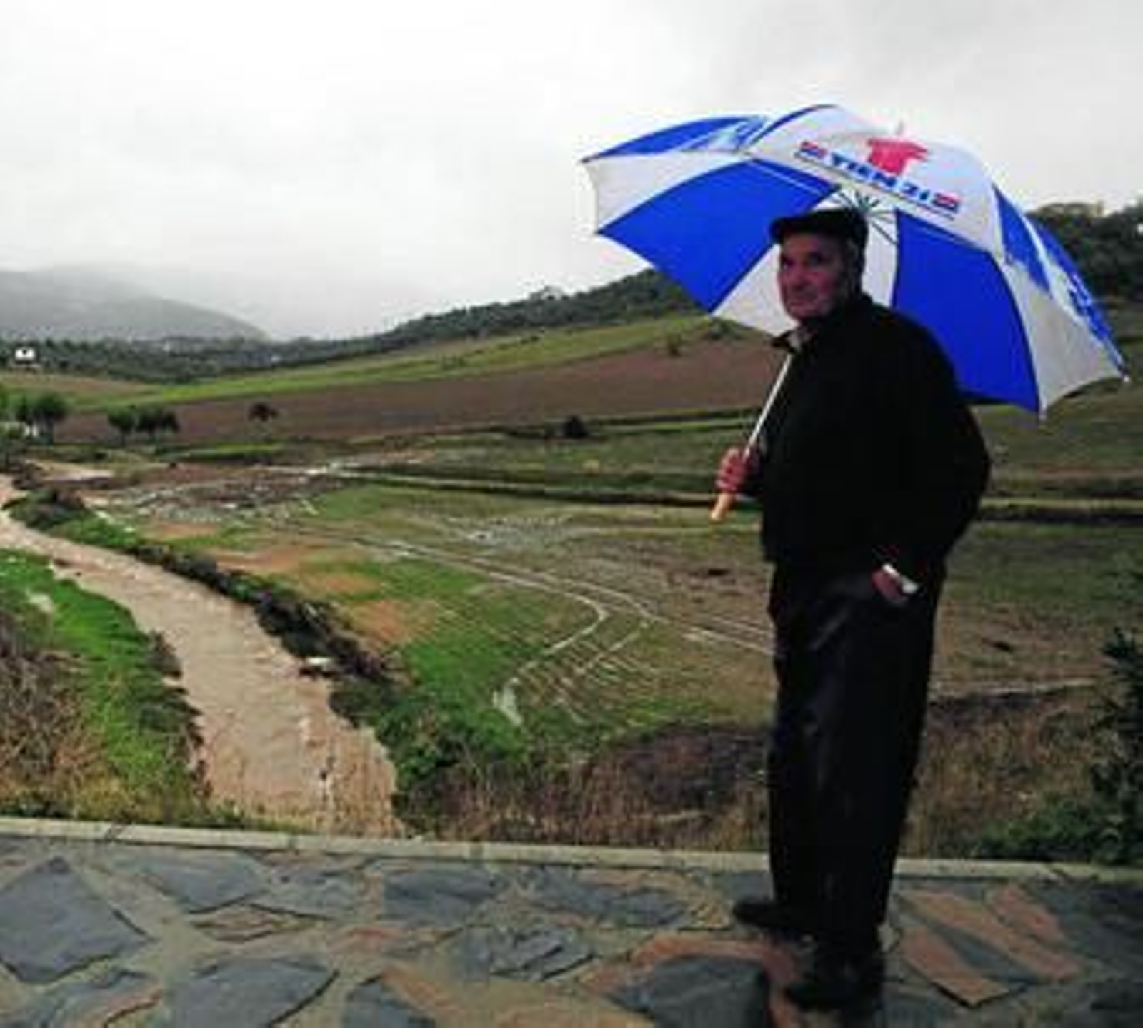 Arroyo de las Culebras desbordado ayer por las intensas lluvias.