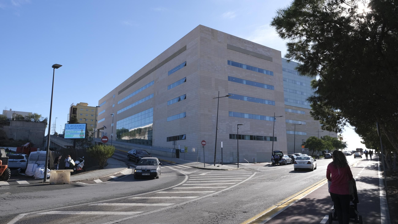 Visita del Consejero de Salud, Antonio Sanz, al nuevo edificio de consultas externas del Hospital Torrecárdenas, en imágenes
