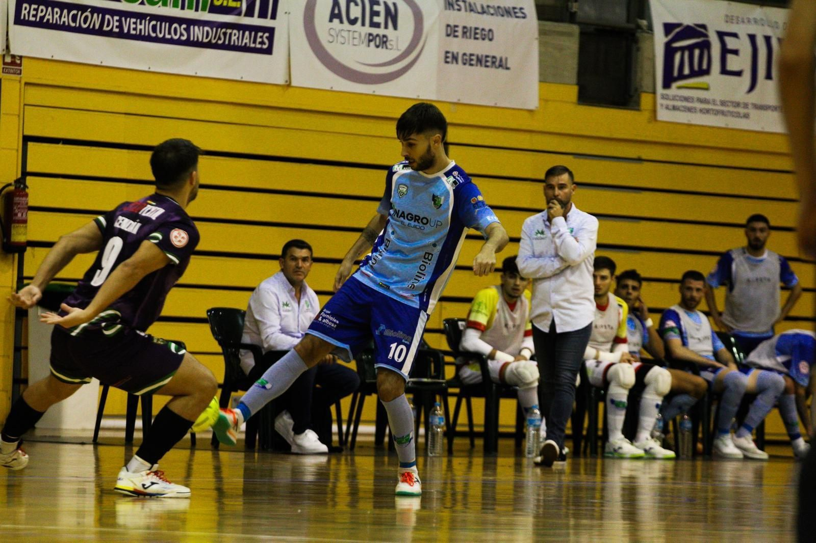 El celeste David Señoret realiza un pase con la puntera ante la presión del visitante Cendán en una acción del encuentro.