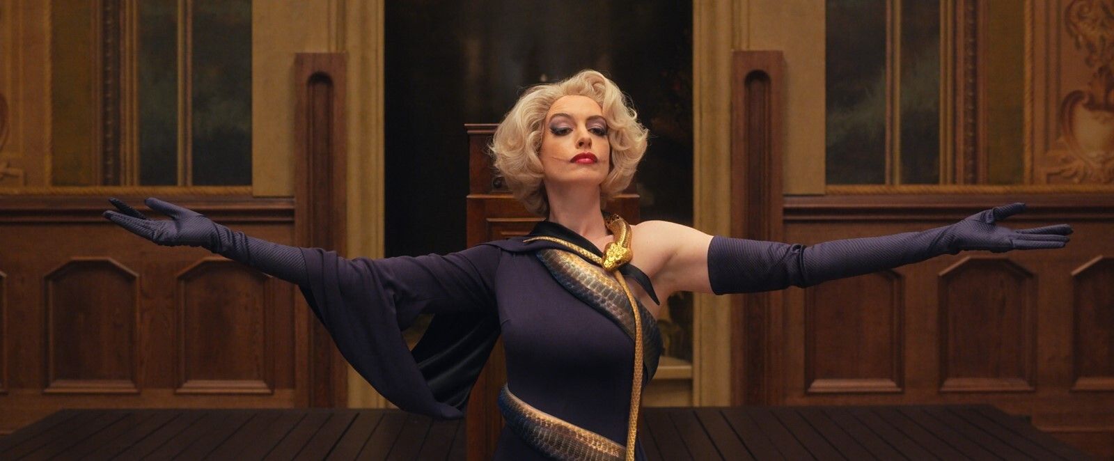 Anne Hathaway ofrece una excelente interpretación.