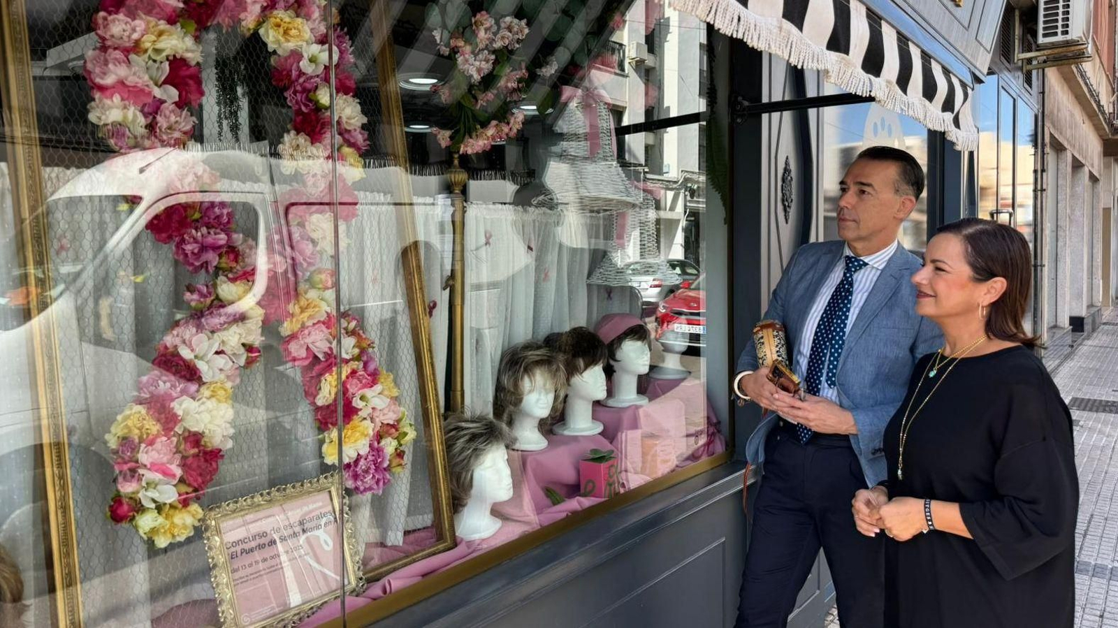 El concejal Calleja, visitando uno de los escaparates.