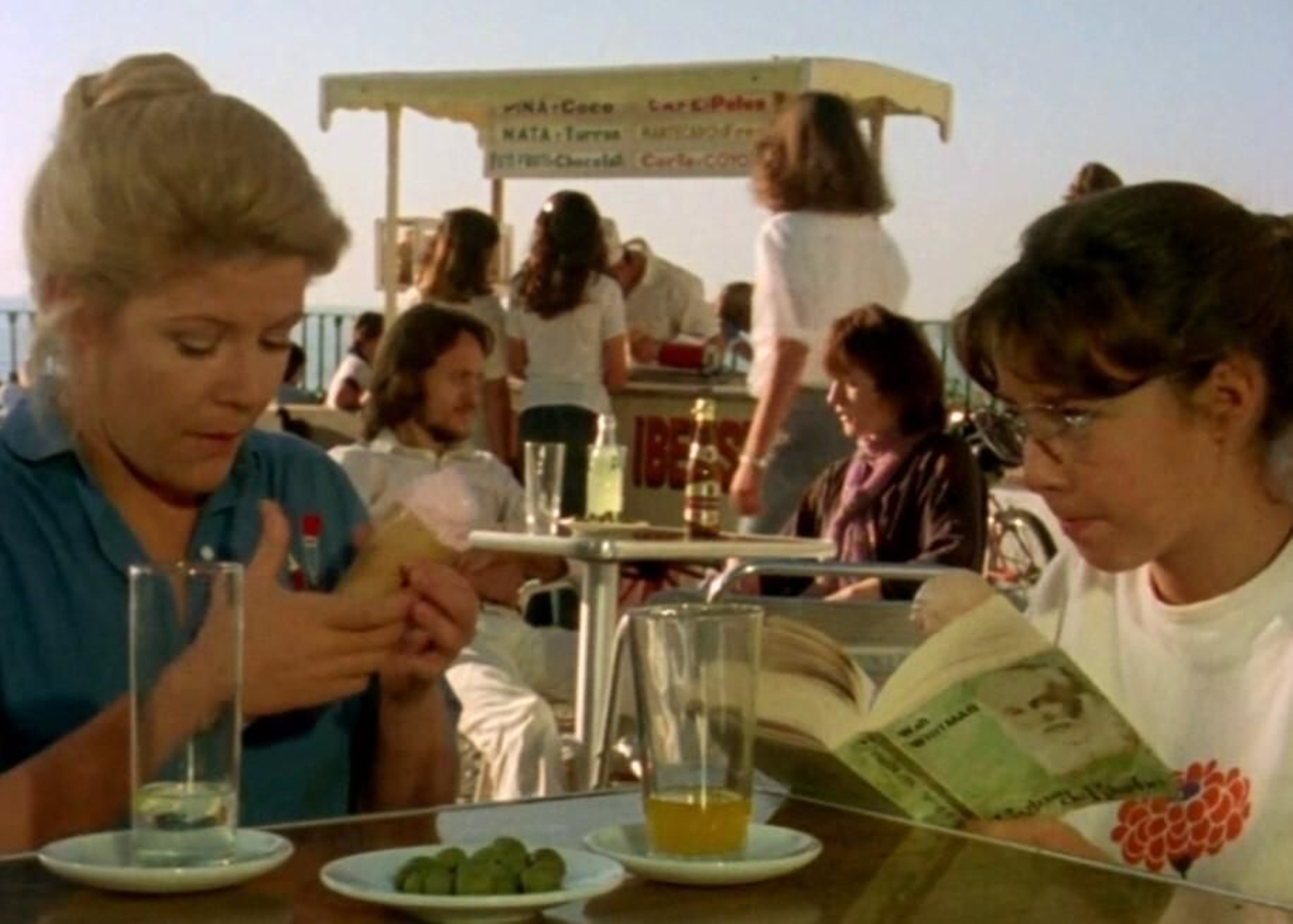 Julia se toma un cucurucho de fresa en  la terraza mientras charla con Desi