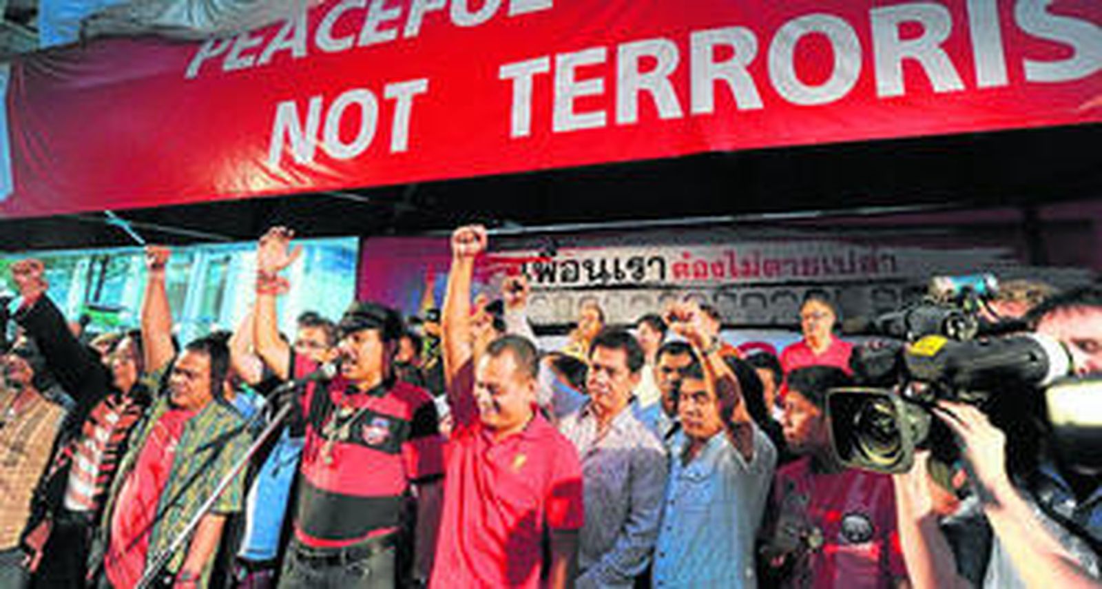 Los camisas rojas continuaban ayer en el corazón económico de Bangkok tras haber aceptado la reconciliación con el Gobierno.