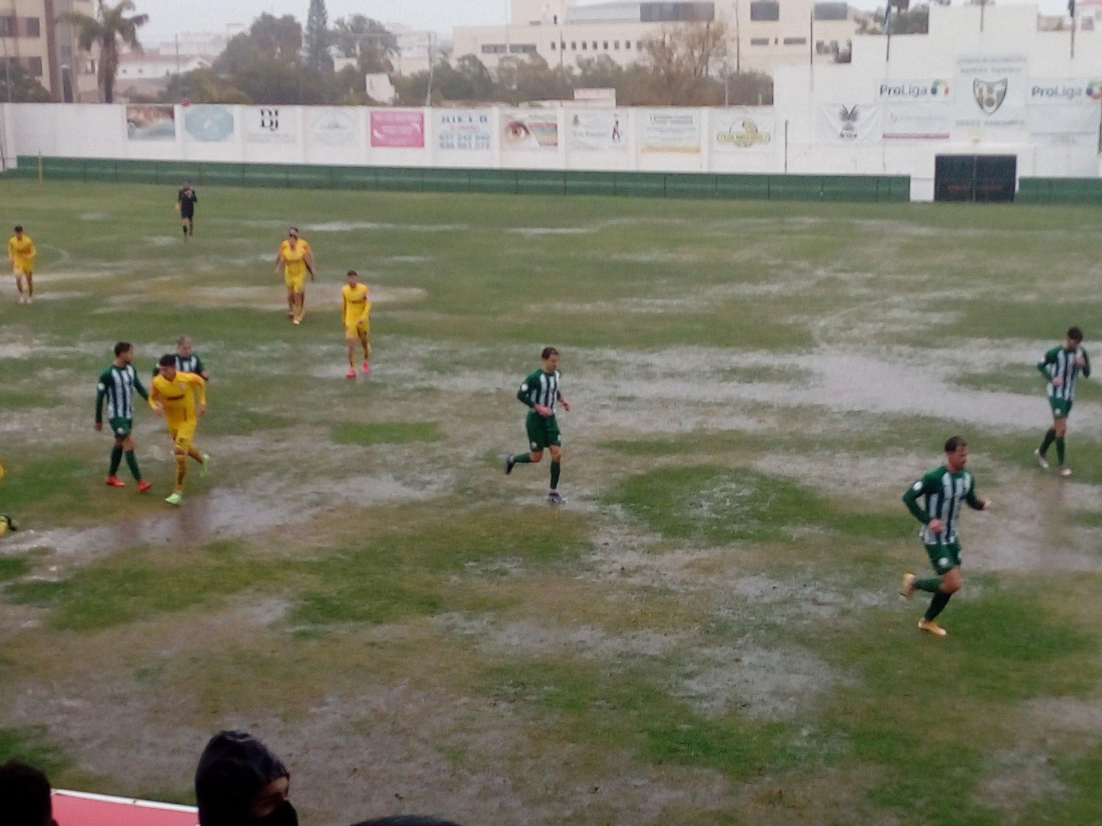 Imagen del anegado césped de El Pozuelo.